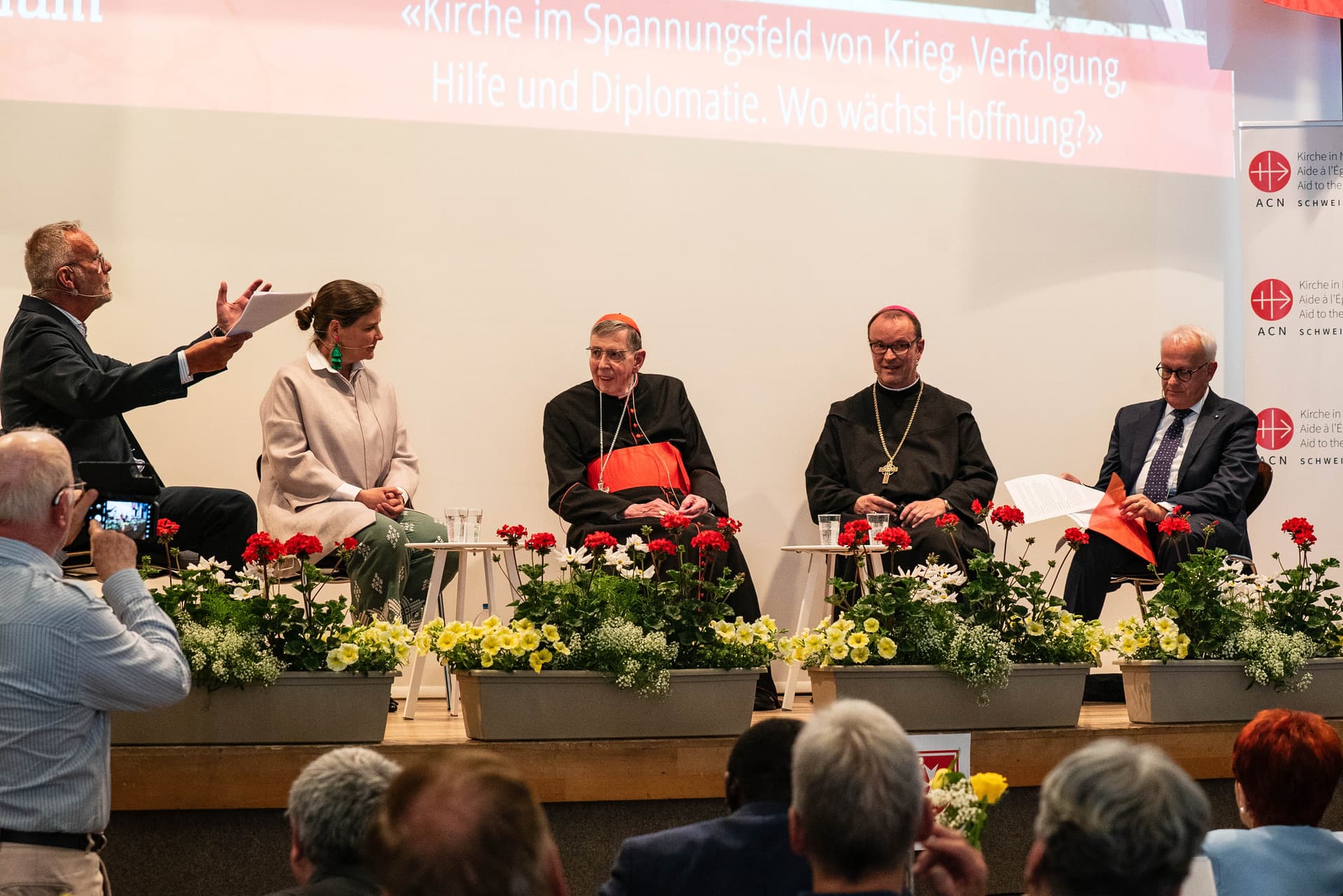 Eindrücke von der Wallfahrt nach Einsiedeln Wallfahrt nach Einsiedeln: Podium Kirche im Spannungsfeld von Krieg, Verfolgung und Friedensarbeit © ACN