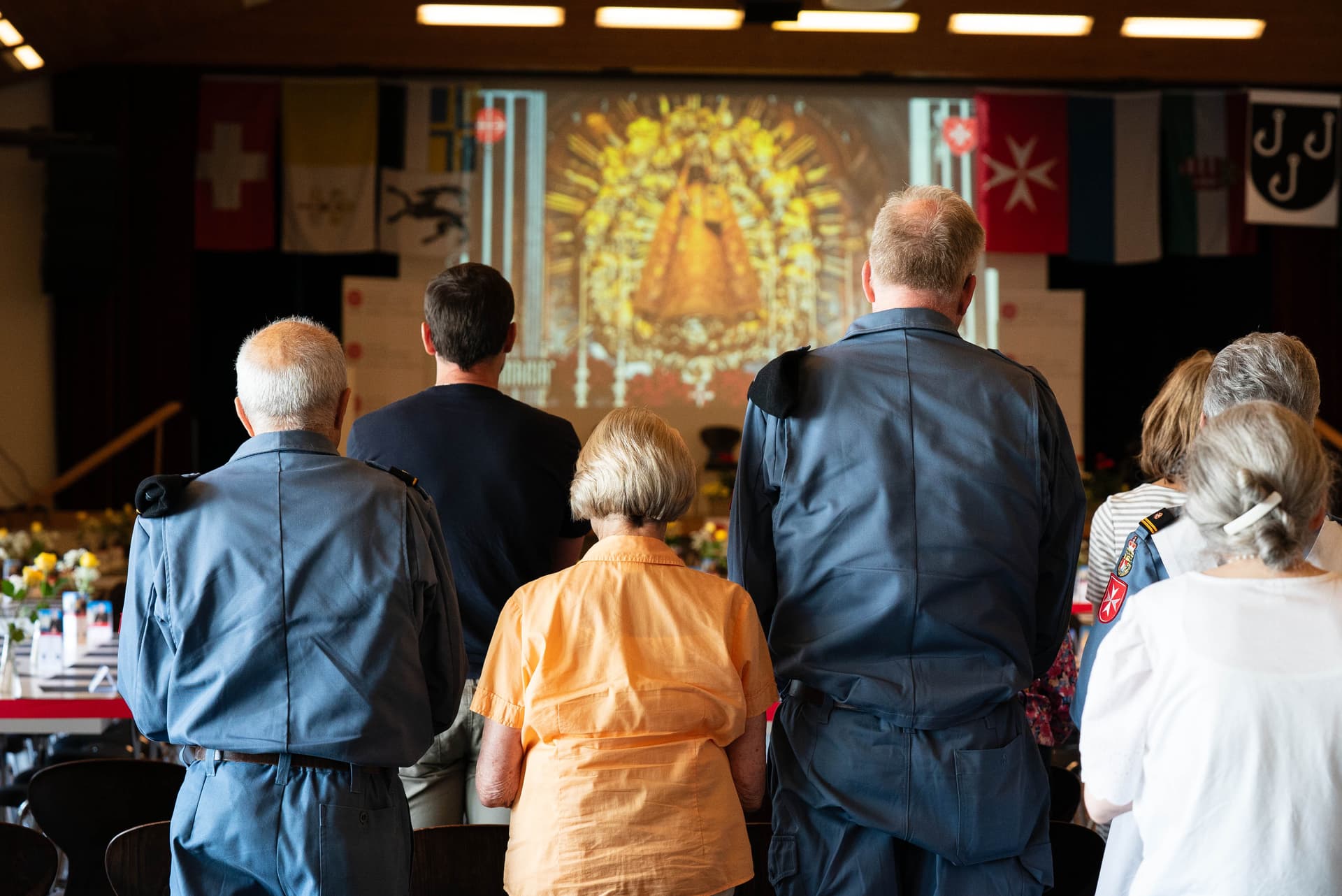 Wallfahrt nach Einsiedeln: Rosenkranzgebet mit KIRCHE IN NOT (ACN), den Maltesern Schweiz und Mission Maria vorne eingeblendet die Schwarze Madonna Einsiedeln © ACN Wallfahrt nach Einsiedeln: Rosenkranzgebet mit KIRCHE IN NOT (ACN), den Maltesern Schweiz und Mission Maria vorne eingeblendet die Schwarze Madonna Einsiedeln © ACN