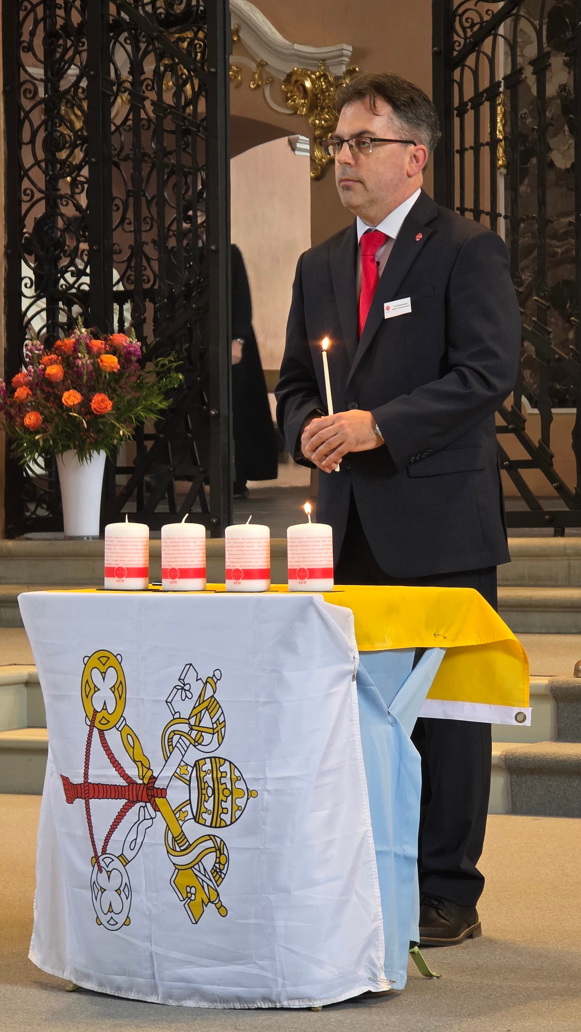 Bei den Fürbitten wurde verfolgter Christen gedacht und je eine Gedenkerze "Kerze der Hoffnung" entzündet. ©ACN Bei den Fürbitten wurde verfolgter Christen gedacht und je eine Gedenkerze "Kerze der Hoffnung" entzündet. ©ACN