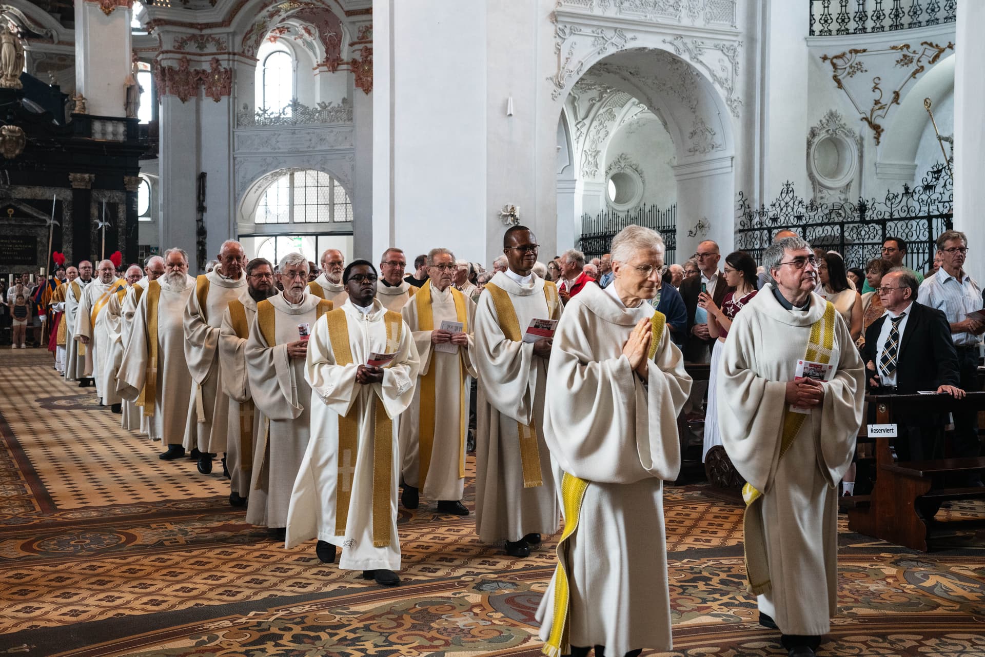 Eindrücke von der Wallfahrt nach Einsiedeln Wallfahrt nach Einsiedeln: Zahlreiche Konzelebranten versammeln sich zum Pontifikalamt © ACN
