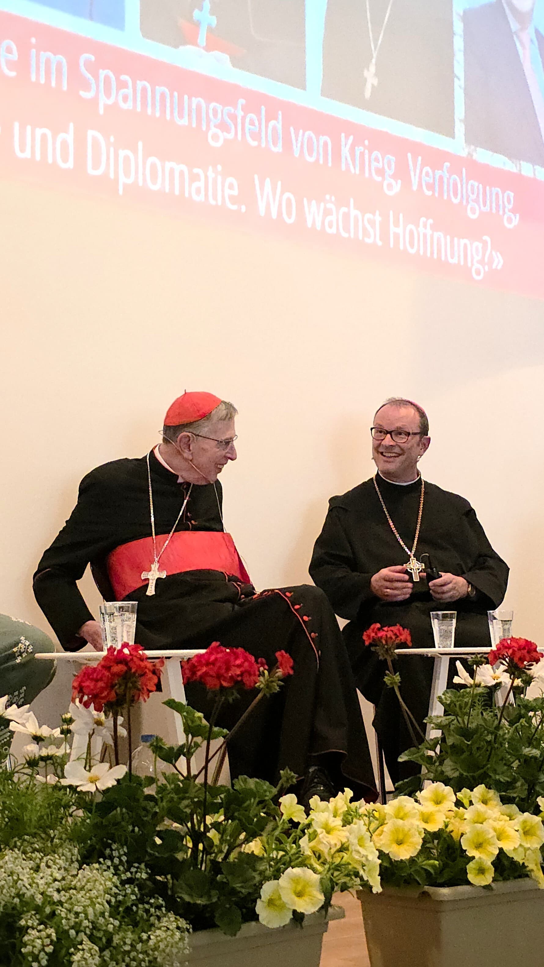 Der Schweizer Kardinal Kurt Koch und Abt Urban Federer vom Kloster Einsiedeln beim Podium ©ACN Der Schweizer Kardinal Kurt Koch und Abt Urban Federer vom Kloster Einsiedeln beim Podium ©ACN