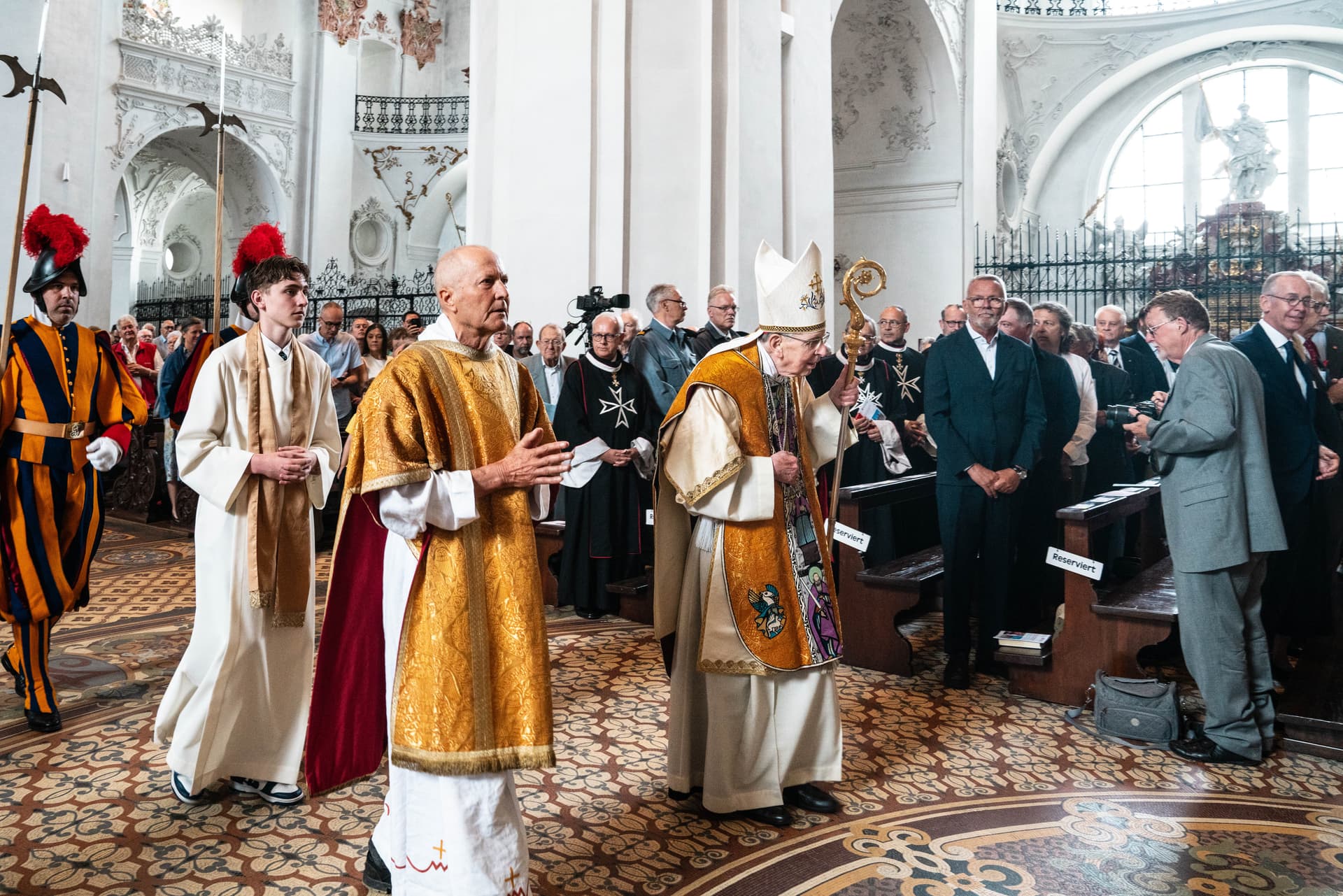 Eindrücke von der Wallfahrt nach Einsiedeln Wallfahrt nach Einsiedeln: Feierlicher Einzug von Kardinal Kurt Koch mit Ministranten und der Päpstlichen Schweizergarde