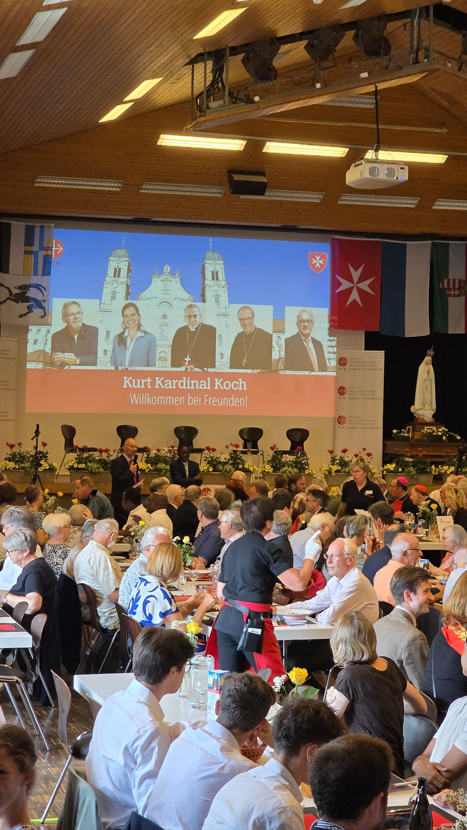 Pilger der gemeinsamen Einsiedeln-Wallfahrt von KIRCHE IN NOT (ACN) und Malteserorden kommen bei Tisch miteinander ins Gespräch © ACN Pilger der gemeinsamen Einsiedeln-Wallfahrt von KIRCHE IN NOT (ACN) und Malteserorden kommen bei Tisch miteinander ins Gespräch © ACN