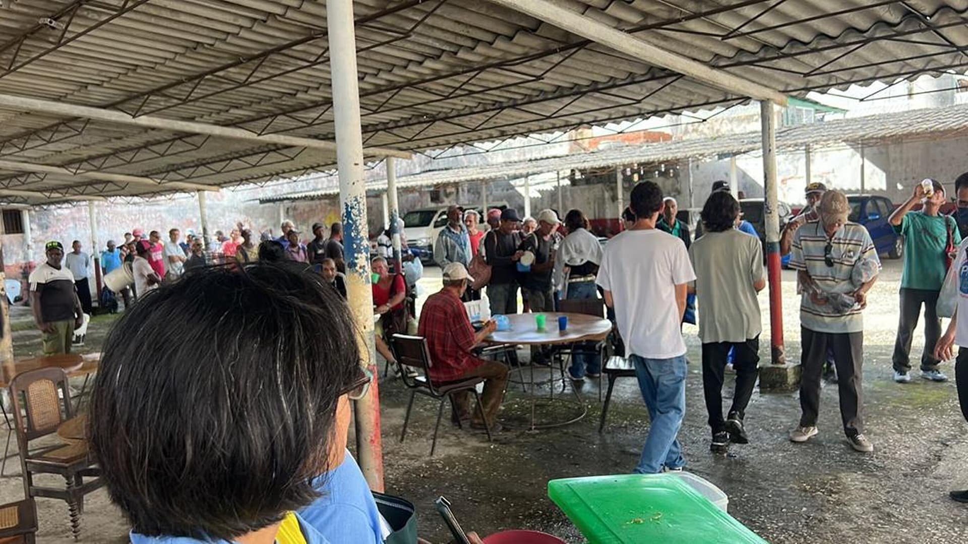 Pfarreien organisieren Mahlzeiten da viele Menschen Hunger haben. (Foto: ACN) Pfarreien organisieren Mahlzeiten da viele Menschen Hunger haben. (Foto: ACN)