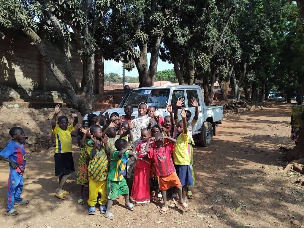 Des enfants ravis devant le nouveau Toyota Land Cruiser dans la paroisse Saint-Michel. (Photo : ACN) Des enfants ravis devant le nouveau Toyota Land Cruiser dans la paroisse Saint-Michel. (Photo : ACN)