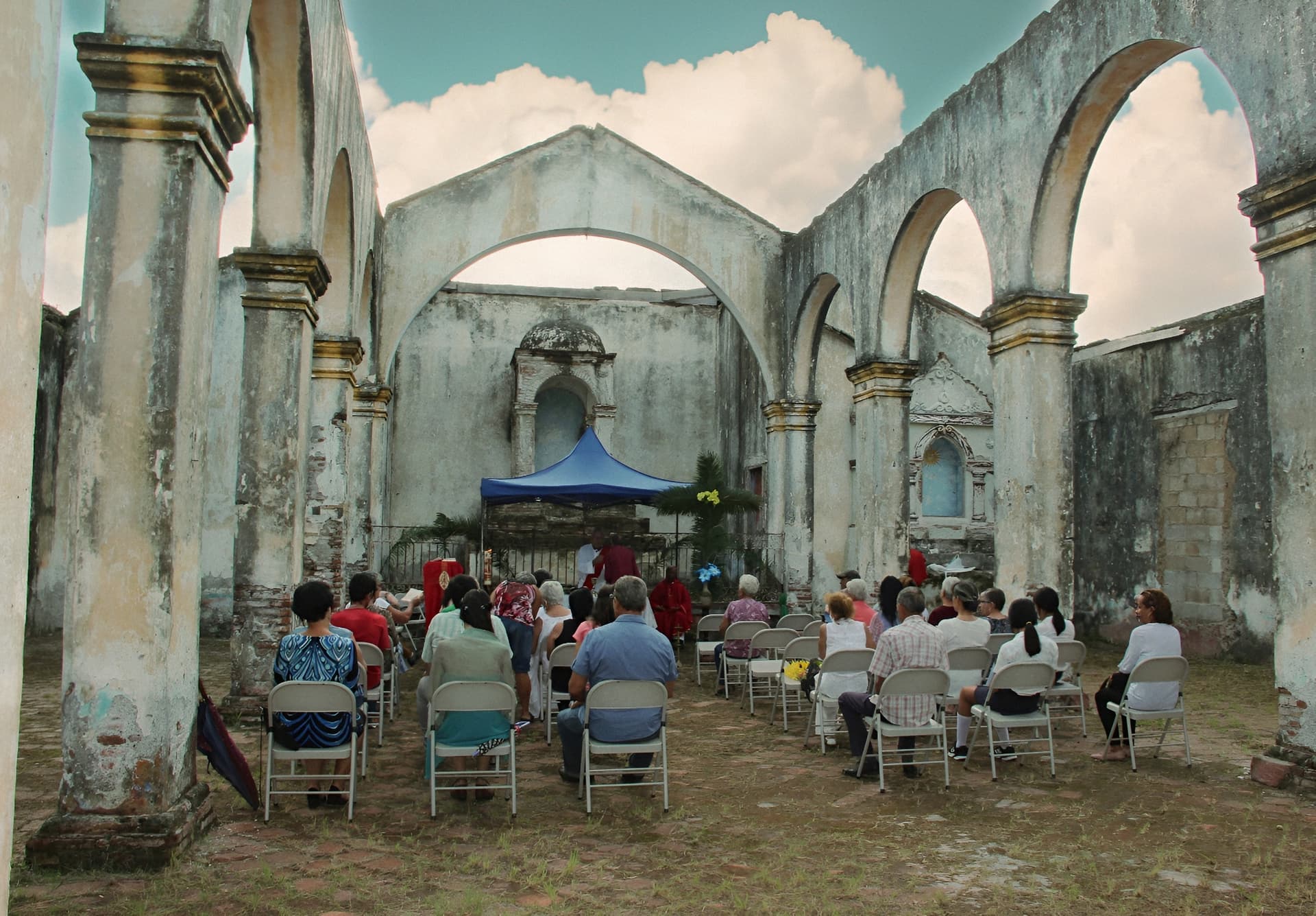 Une célébration dans une église sans toit, dans le diocèse cubain de Holguín. ©ACN Une célébration dans une église sans toit, dans le diocèse cubain de Holguín. ©ACN