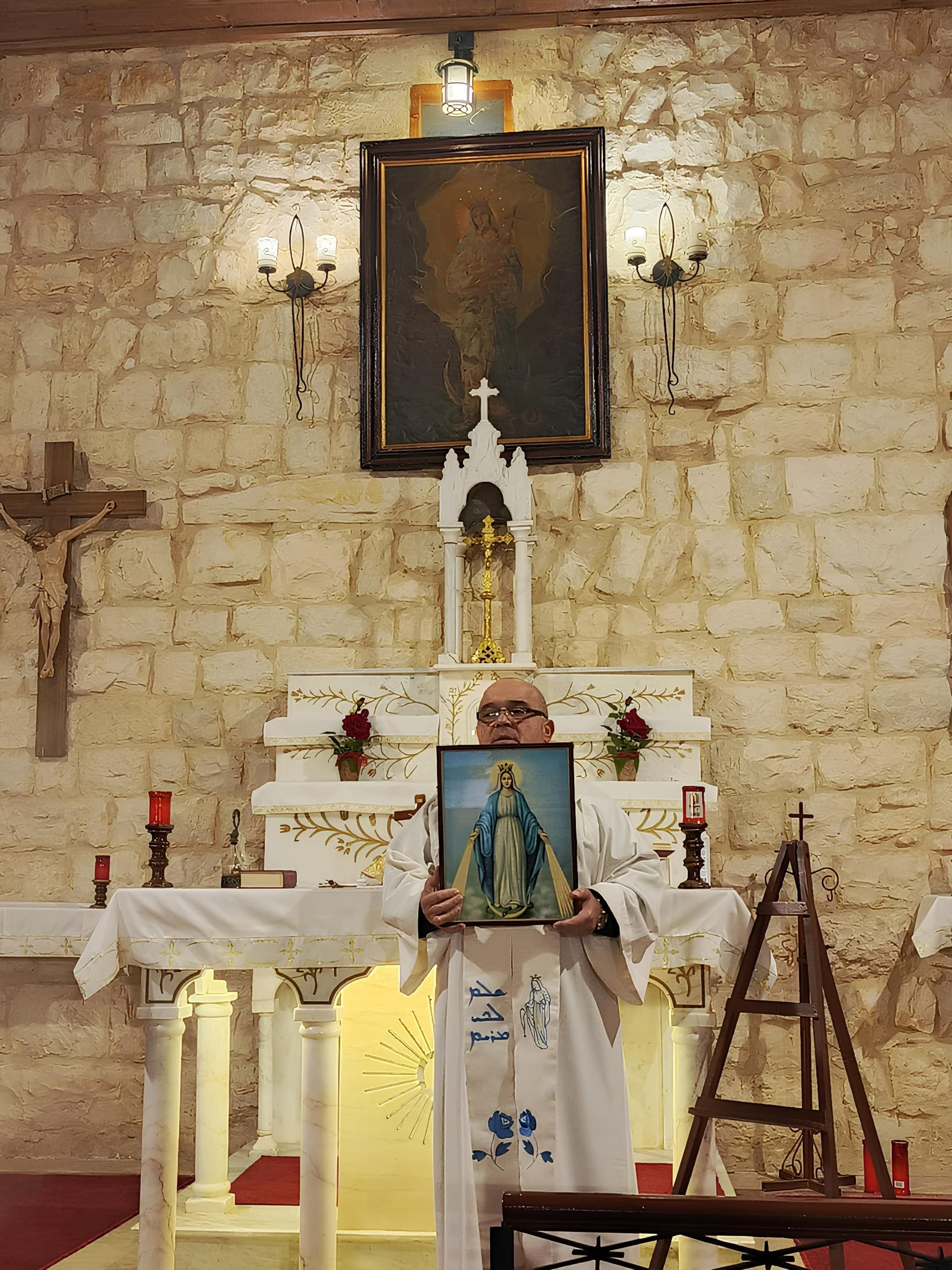 Le père Youssef Semaan avec une image de la Vierge Marie dans son église au Liban. (Photo: ACN) Le père Youssef Semaan avec une image de la Vierge Marie dans son église au Liban. (Photo: ACN)