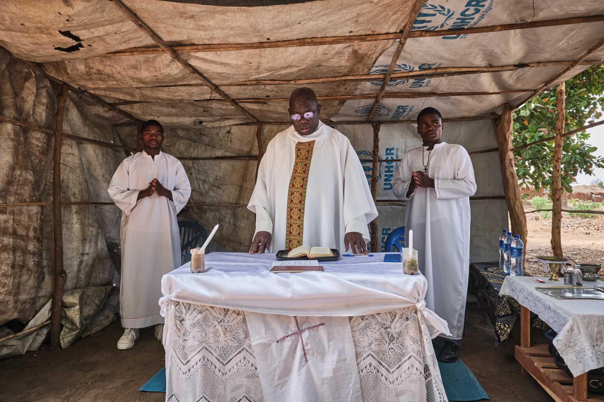 Messfeier in einer provisorischen Unterkunft in Mozambik. © Menjibar/ACN Messfeier in einer provisorischen Unterkunft in Mozambik. © Menjibar/ACN
