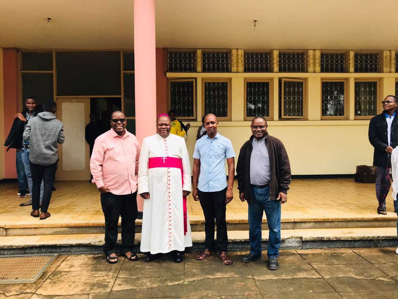 Bischof Osório Citora Afonso zusammen mit den Seminaristen des Propädeutischen Seminars Christus König in Matola. Bischof Osório Citora Afonso zusammen mit den Seminaristen des Propädeutischen Seminars Christus König in Matola.