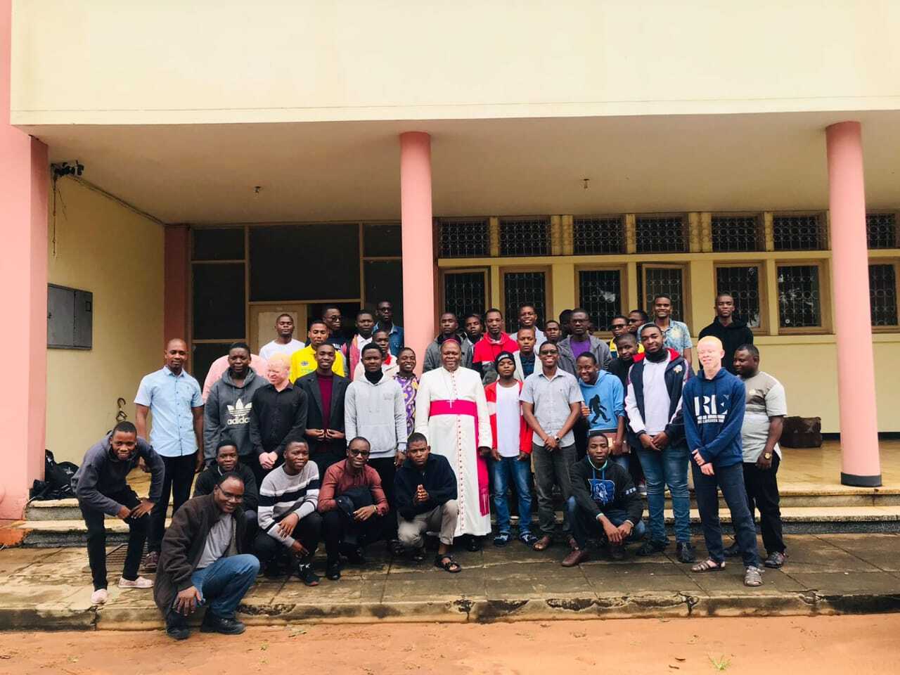Bischof Osório Citora Afonso zusammen mit den Seminaristen des Propädeutischen Seminars Christus König in Matola. Bischof Osório Citora Afonso zusammen mit den Seminaristen des Propädeutischen Seminars Christus König in Matola.