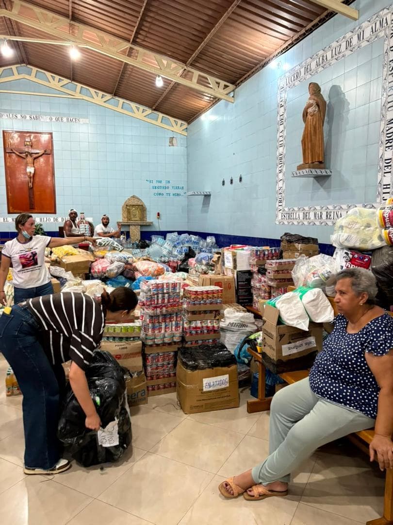 Freiwillige einer Pfarrei verteilen Lebensmittel und Trinkwasser in La Guaira