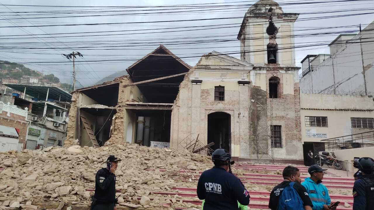 Die Kirche San Sebastián de Maiquetía nach dem Erdbeben. Die Kirche San Sebastián de Maiquetía nach dem Erdbeben.