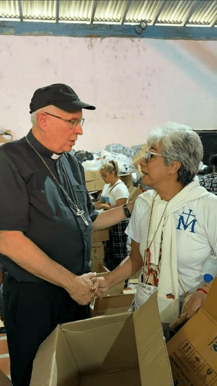 Erzbischof Raúl Biord vom Bistum Caracas besucht ein kirchliches Hilfszentrum. Er dankt allen Spendern in der Schweiz für ihr Mitgefühl. ©ACN Erzbischof Raúl Biord vom Bistum Caracas besucht ein kirchliches Hilfszentrum. Er dankt allen Spendern in der Schweiz für ihr Mitgefühl. ©ACN