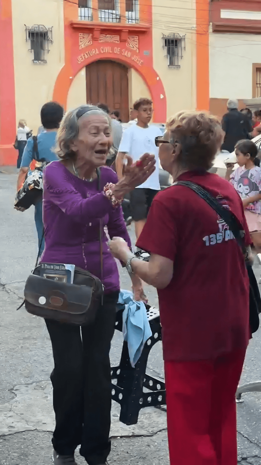 Obwohl sie alles verloren hat, freut sich eine Frau freut sich ihre Bekannte nach dem Erdbeben lebend wiederzusehen. ©ACN Obwohl sie alles verloren hat, freut sich eine Frau freut sich ihre Bekannte nach dem Erdbeben lebend wiederzusehen. ©ACN
