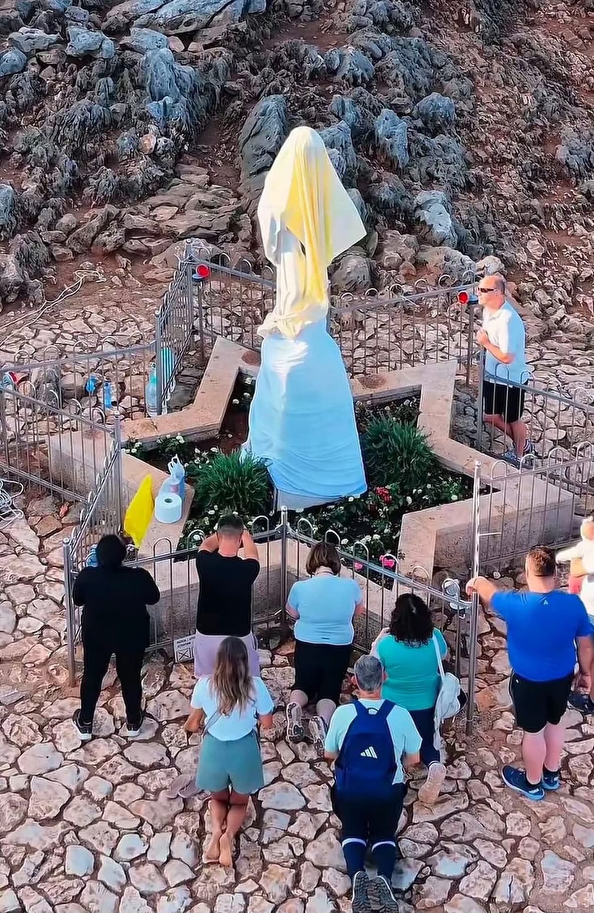 Gebete vor beschädigter Marienstatue. (Foto: ACN)