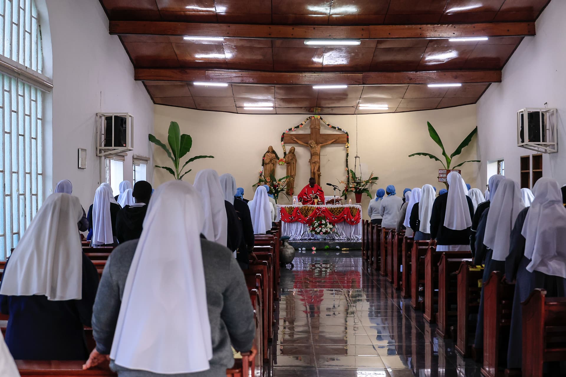 Die Tertiarinnen des heiligen Franz von Assisi in Kamerun bei der Messfeier. (Foto: ACN) Die Tertiarinnen des heiligen Franz von Assisi in Kamerun bei der Messfeier. (Foto: ACN)