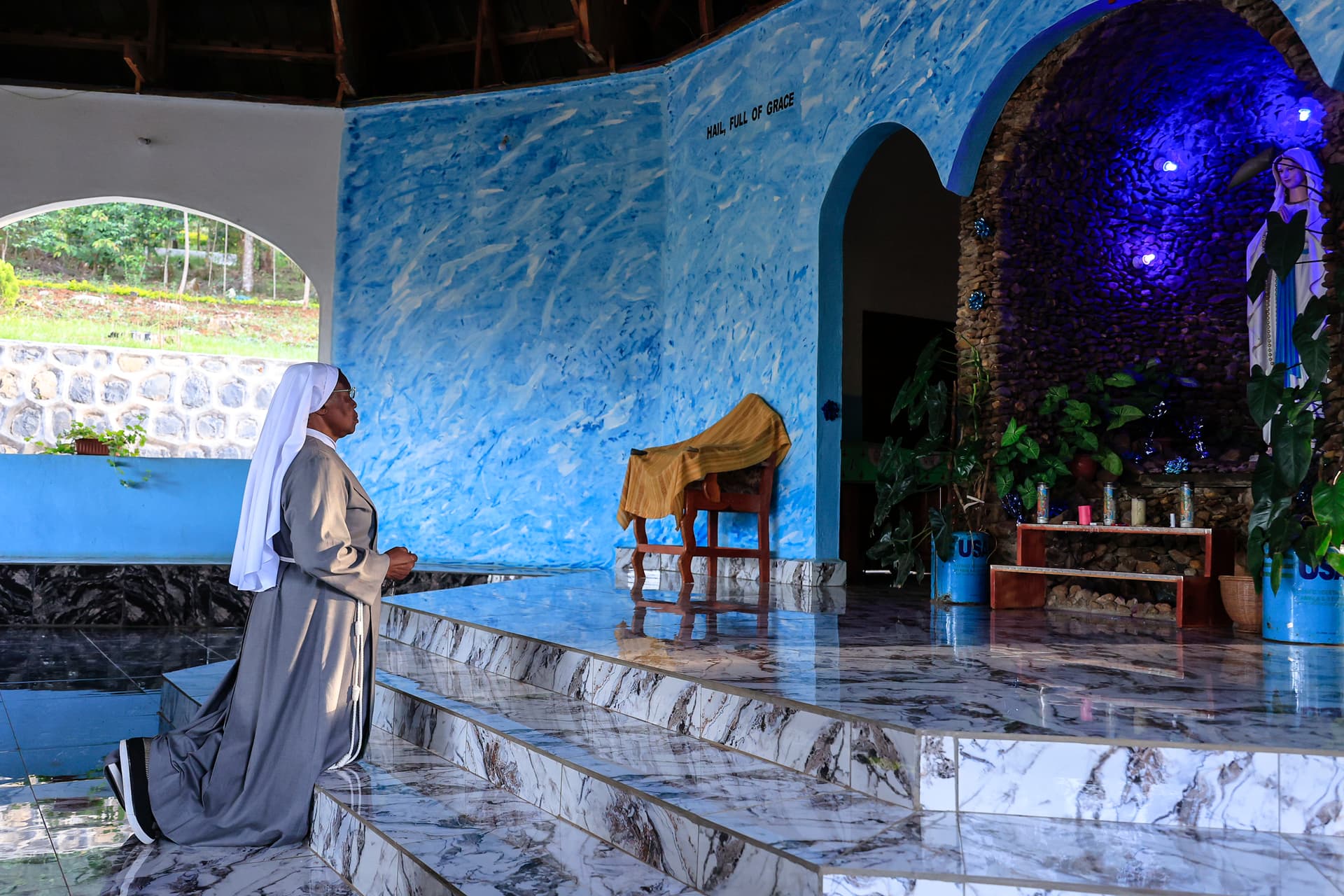 Eine Ordensschwester in Kamerun beim Gebet. (Foto: ACN)