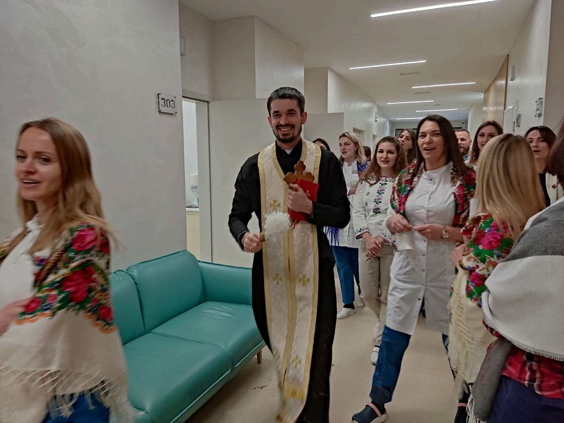 Pfarrer Taras in einem Krankenhaus in der Ukraine, wo er kranke Gläubige besucht. (Foto: ACN) Pfarrer Taras in einem Krankenhaus in der Ukraine, wo er kranke Gläubige besucht. (Foto: ACN)