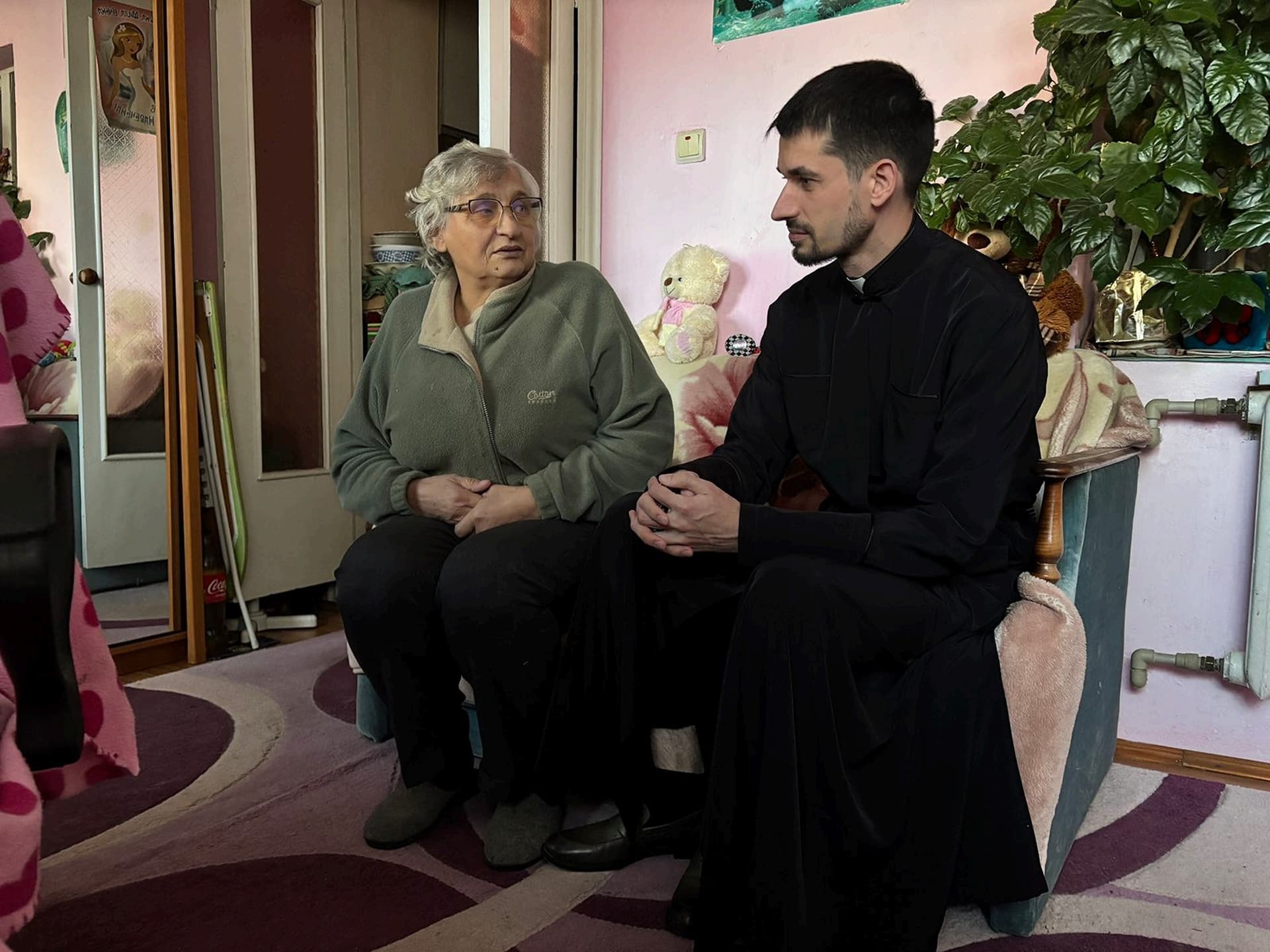 Pfarrer Taras besucht eine ältere Dame zu Hause. Dies ist ihm möglich dank dem Auto. (Foto: ACN) Pfarrer Taras besucht eine ältere Dame zu Hause. Dies ist ihm möglich dank dem Auto. (Foto: ACN)