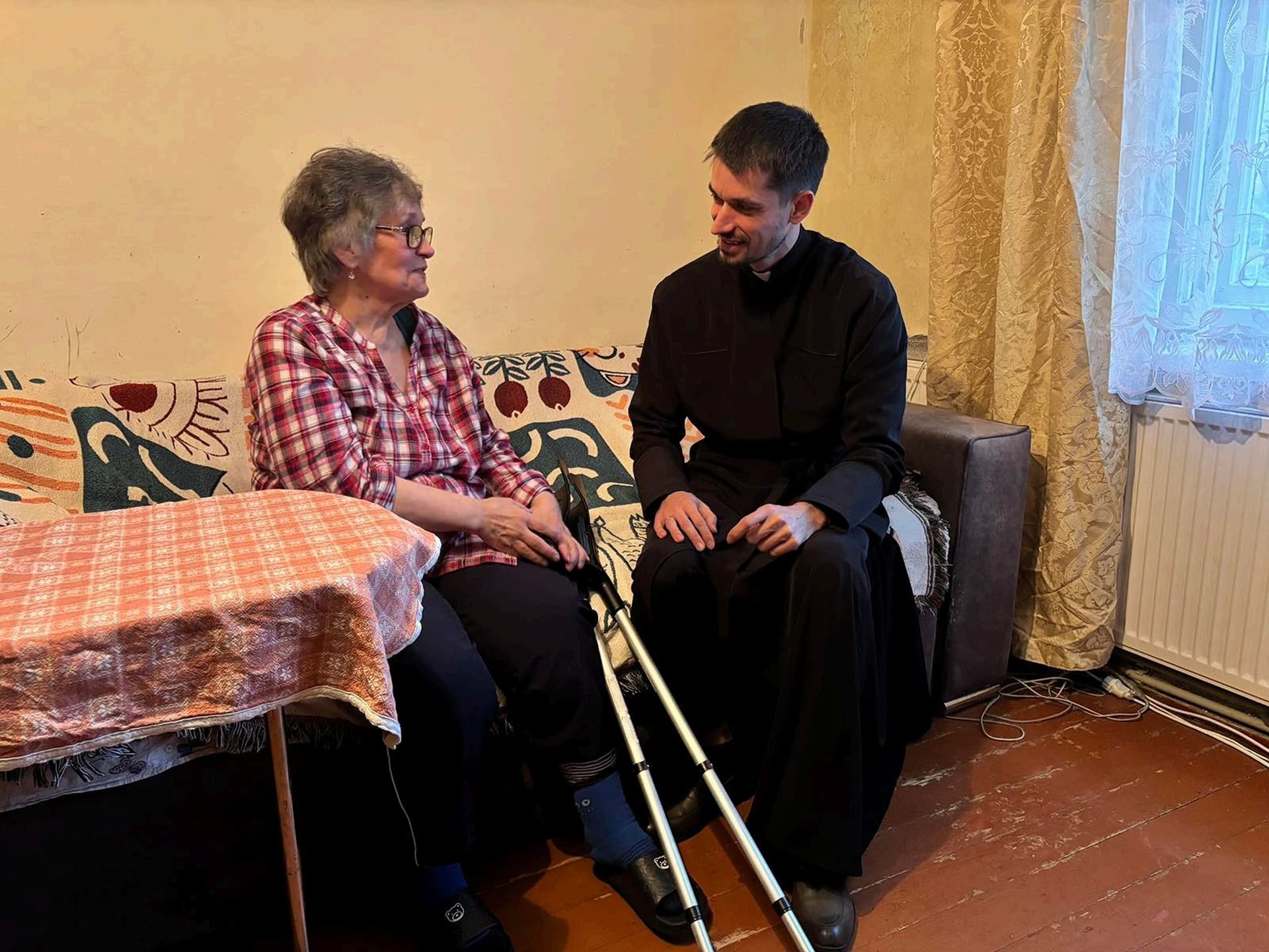 Pfarrer Taras bei einem Krankenbesuch auf dem Land in der Ukraine. (Foto: ACN)