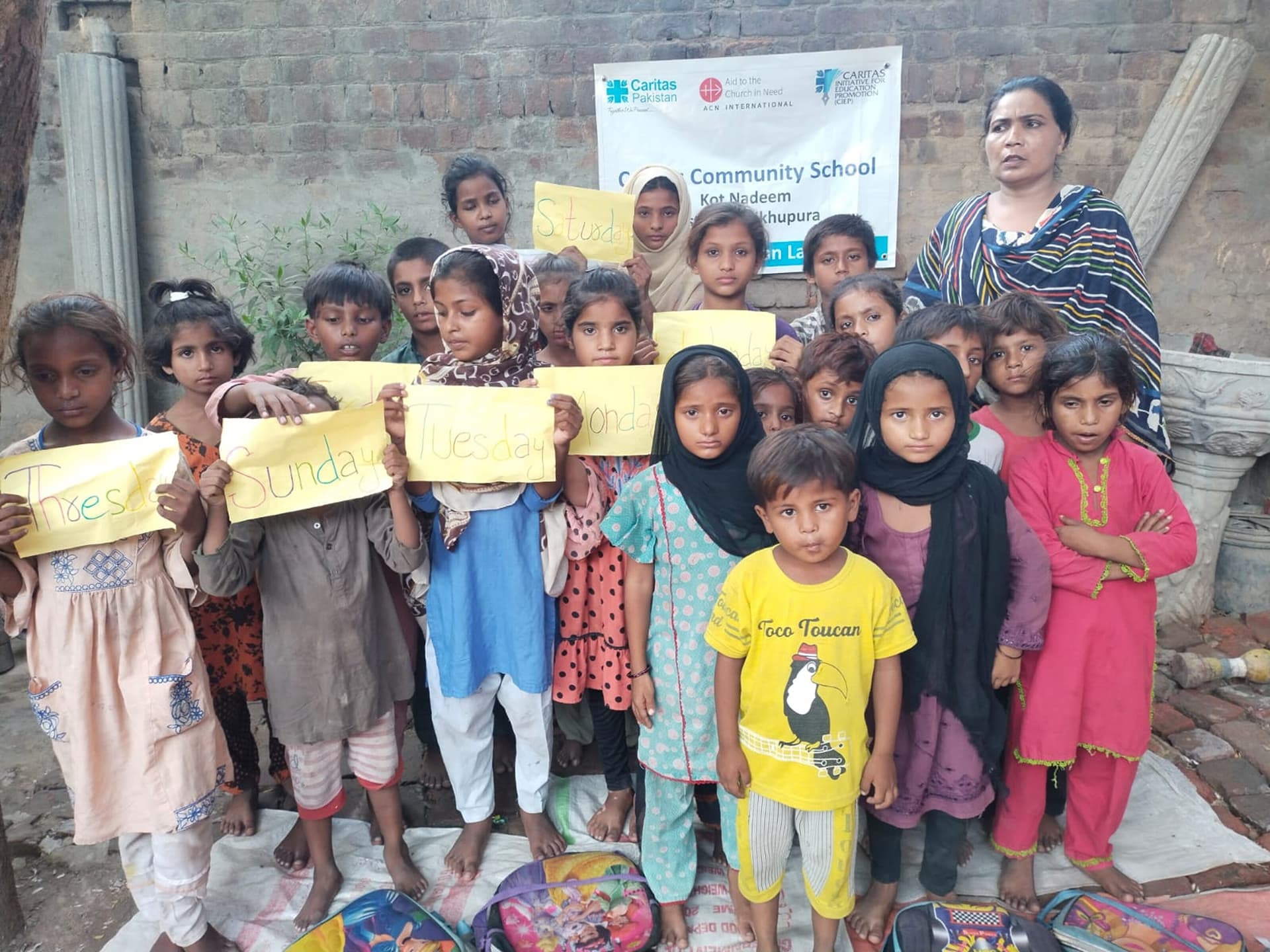 Religionsunterricht in Pakistan: Die Katechetin und Schülerinnen sind dankbar für die Hilfe von ACN. (Foto: ACN)