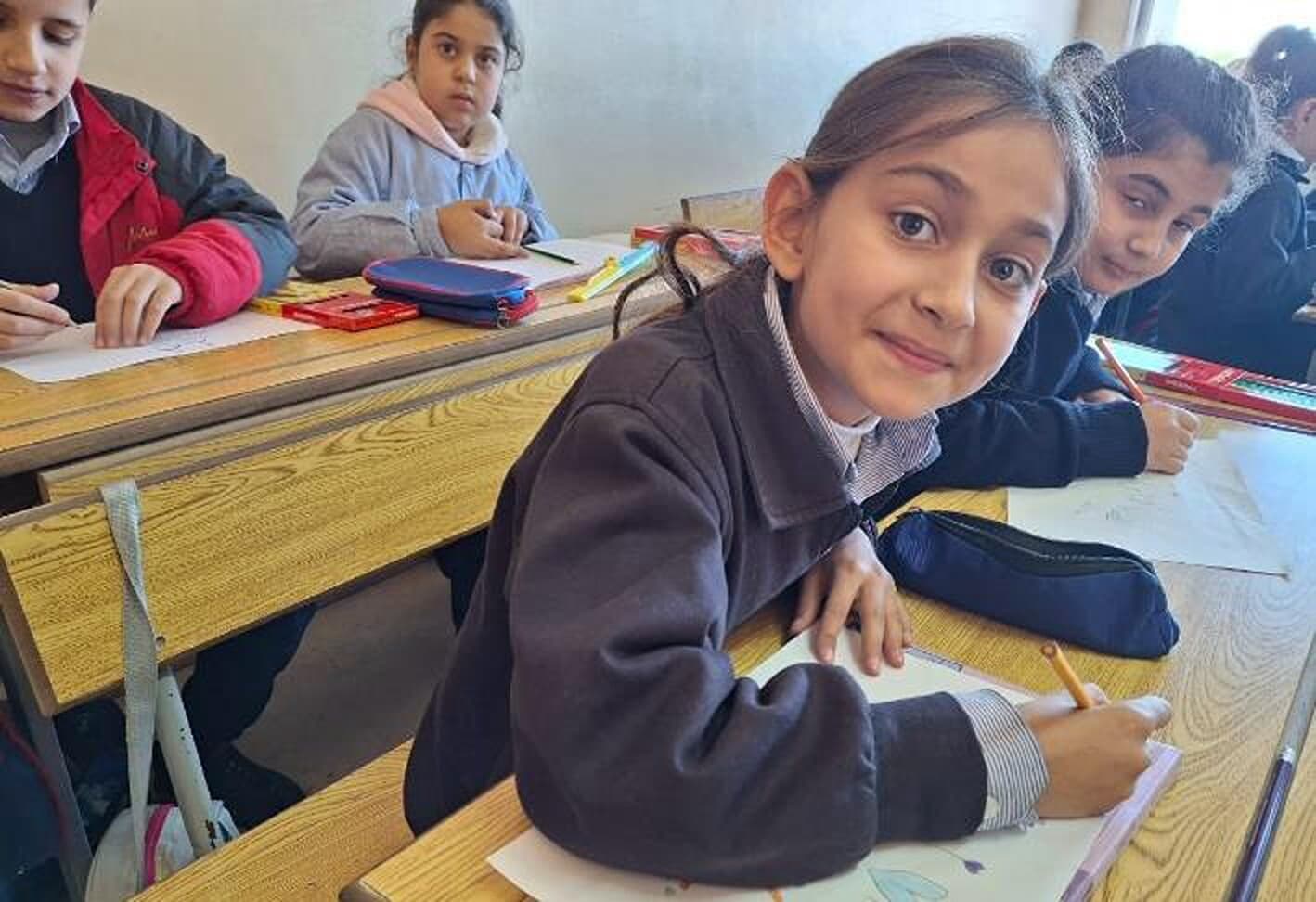Des enfants sont assis et dessinent dans une école maternelle en Syrie. (Photo: ACN)