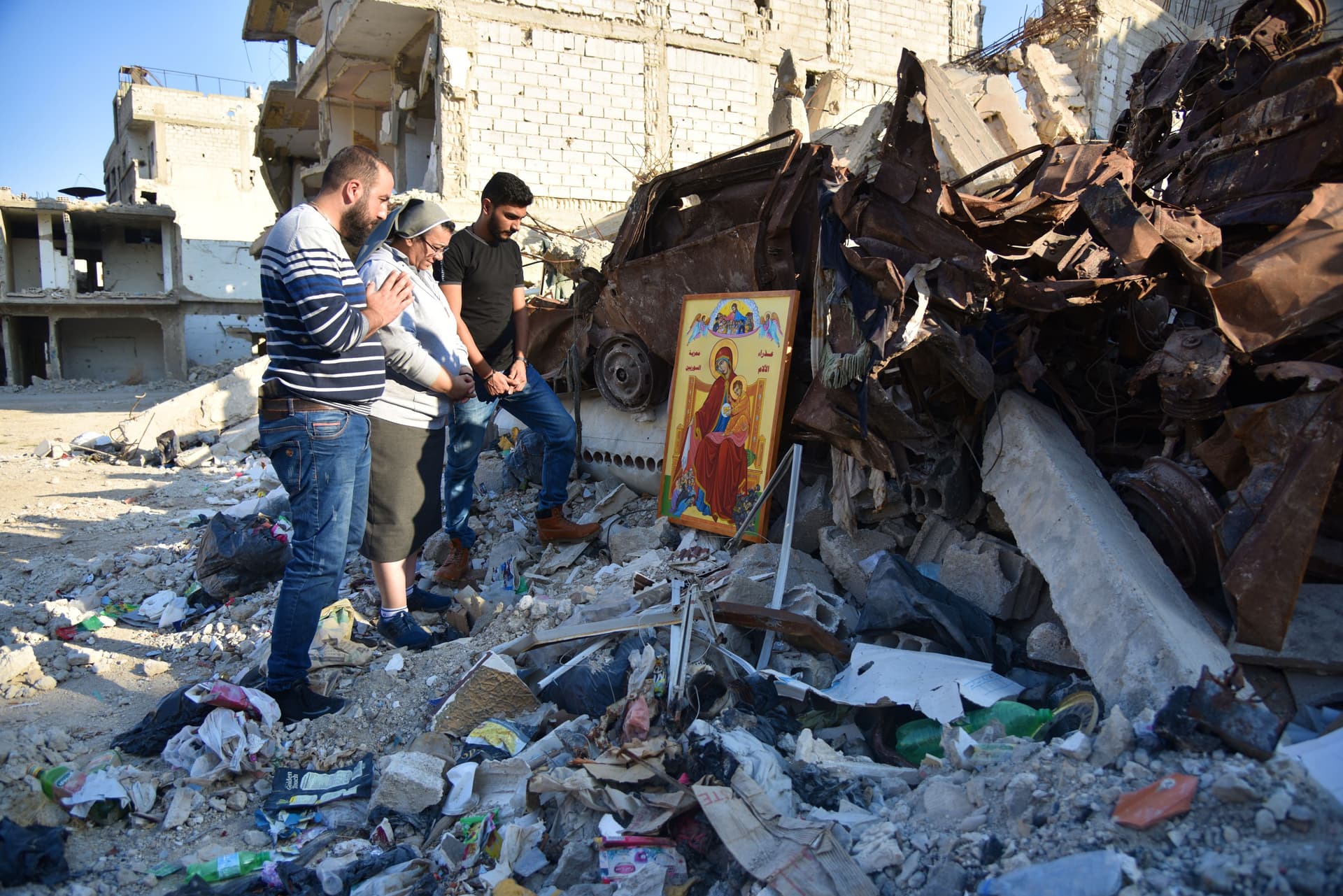 Christen in Syrien beten inmitten von Zerstörung vor einer Ikone. (Foto: ACN) Christen in Syrien beten inmitten von Zerstörung vor einer Ikone. (Foto: ACN)