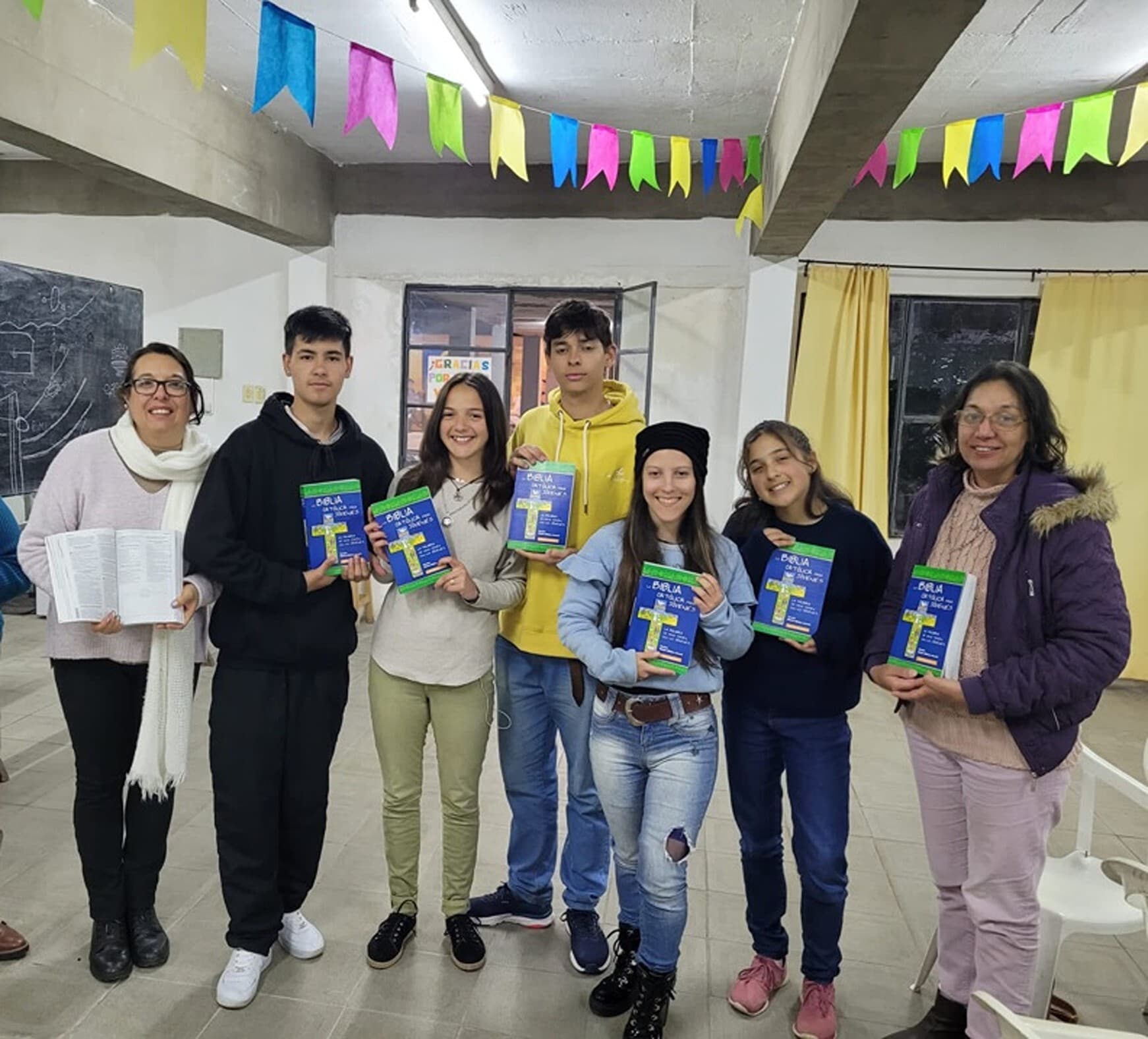 Des jeunes reçoivent une Bible financée par l'ACN. (Photo : ACN) Des jeunes reçoivent une Bible financée par l'ACN. (Photo : ACN)