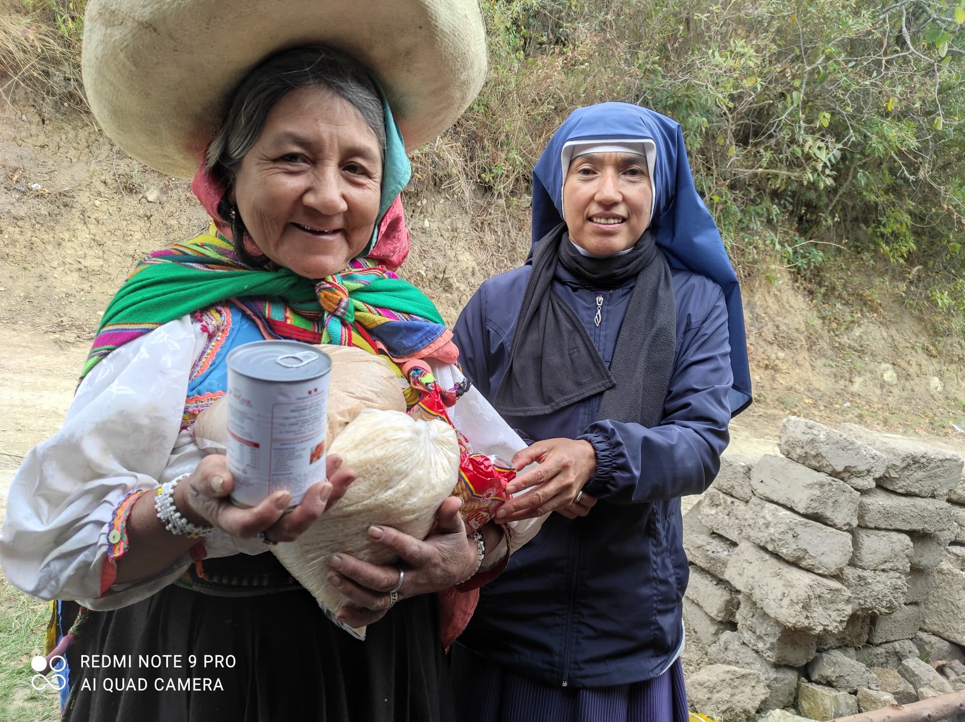 In Peru verteilen Ordensschwester Hilfsgüter an Bedürftige. (Foto: ACN)