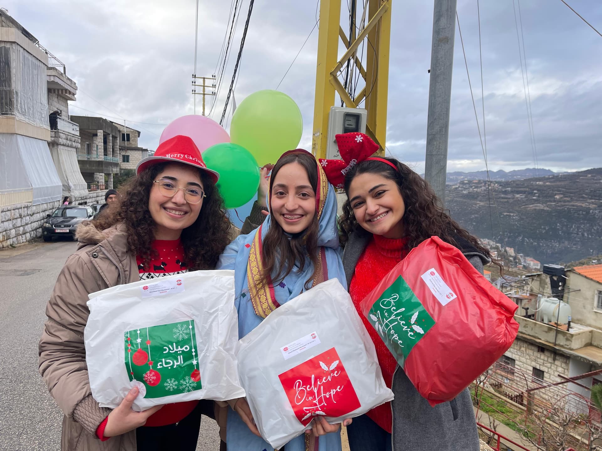 Le ragazze in Libano sono felici di ricevere regali a Natale. (Foto: ACN)