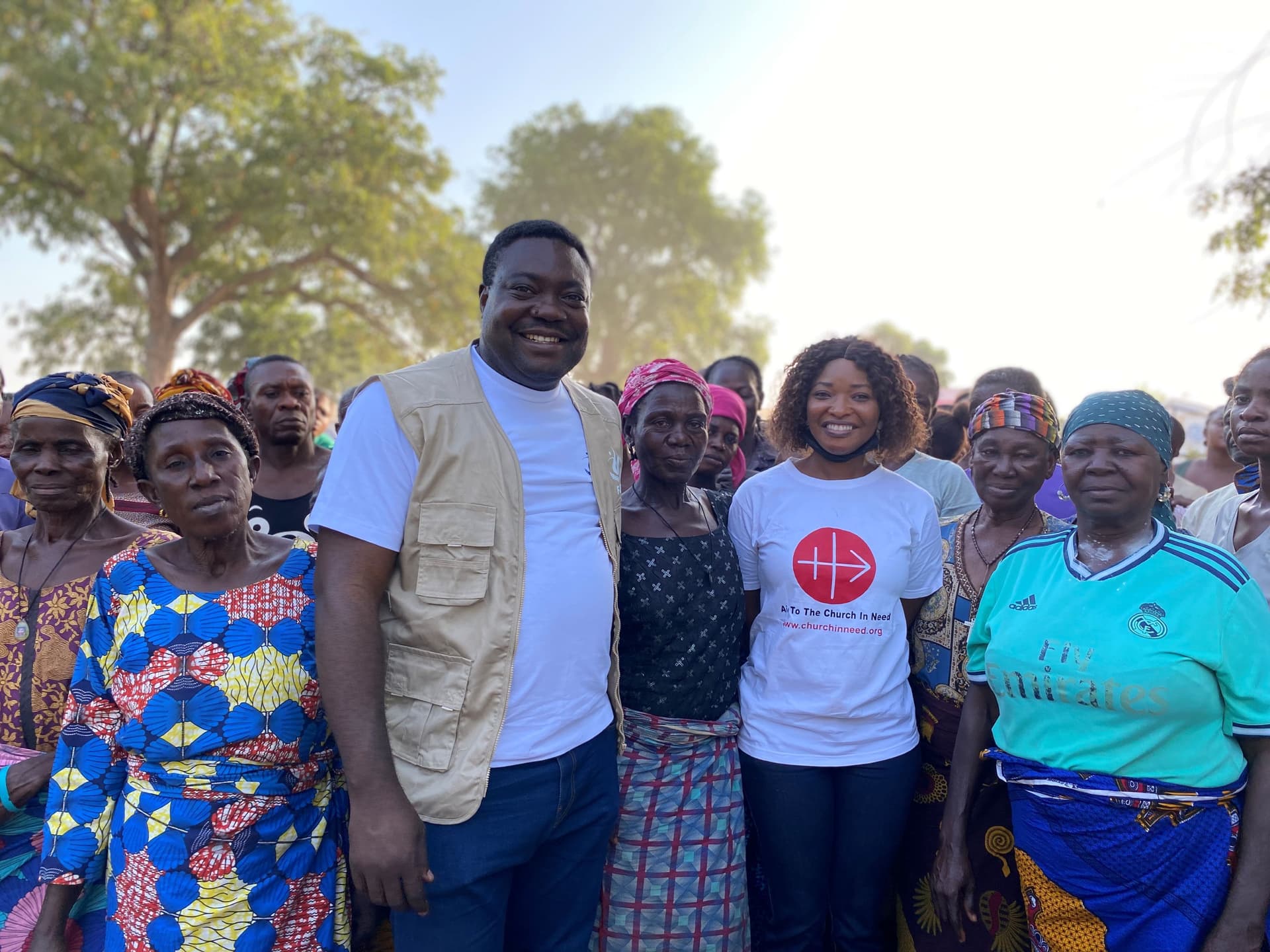P. Remigius Ihyula mit freiwilligen Helfern von KIRCHE IN NOT (ACN) in Nigeria. (Foto: ACN)
