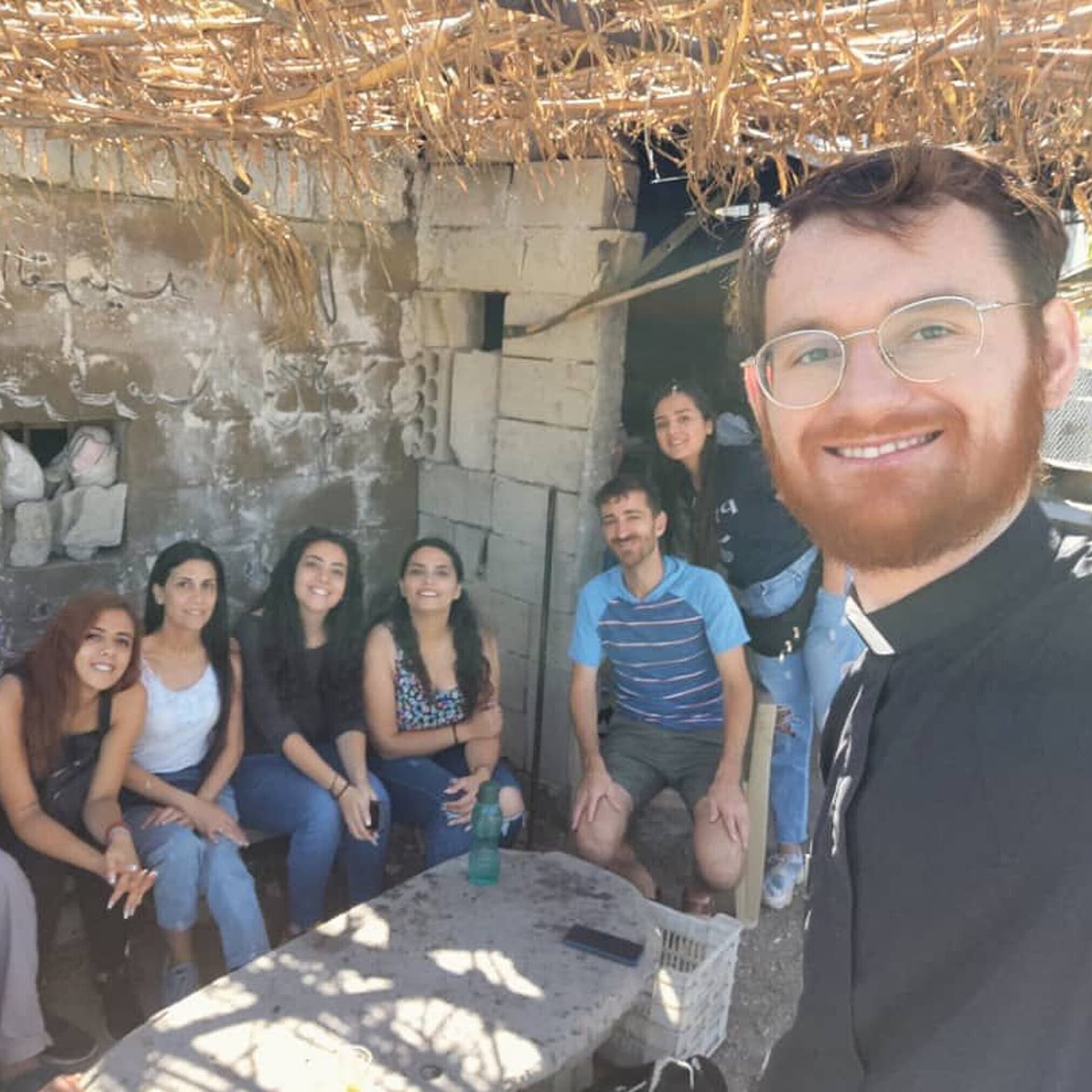 Pater Gerald mit Jugendlichen in Syrien. (Foto: ACN) Pater Gerald mit Jugendlichen in Syrien. (Foto: ACN)