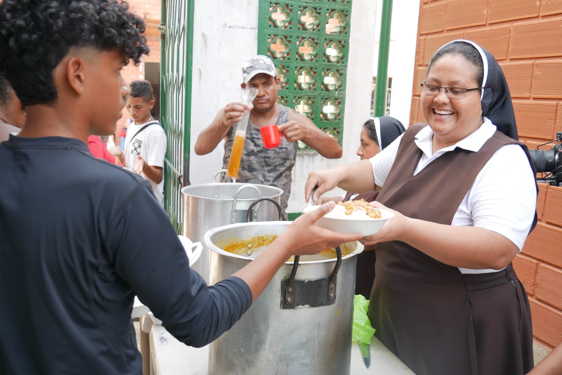 Sr. Gloria distribue de la nourriture aux nécessiteux. (Photo d'illustration) (Photo : ACN) Sr. Gloria distribue de la nourriture aux nécessiteux. (Photo d'illustration) (Photo : ACN)