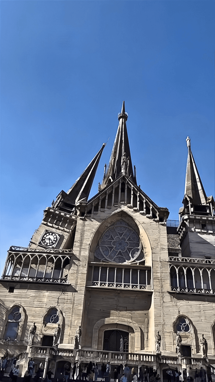 Die Kathedrale Unserer Lieben Frau vom Rosenkranz in Manizales, Kolumbien wurde durch das Erdbeben zerstört. Die Kathedrale Unserer Lieben Frau vom Rosenkranz in Manizales, Kolumbien wurde durch das Erdbeben zerstört.