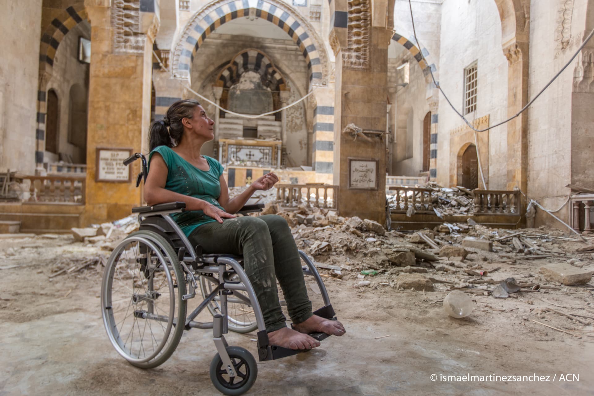Eine Frau mit Behinderung in den Ruinen der armenisch-katholischen Kathedrale von Aleppo ©Ismael Martin Sanchez Eine Frau mit Behinderung in den Ruinen der armenisch-katholischen Kathedrale von Aleppo ©Ismael Martin Sanchez
