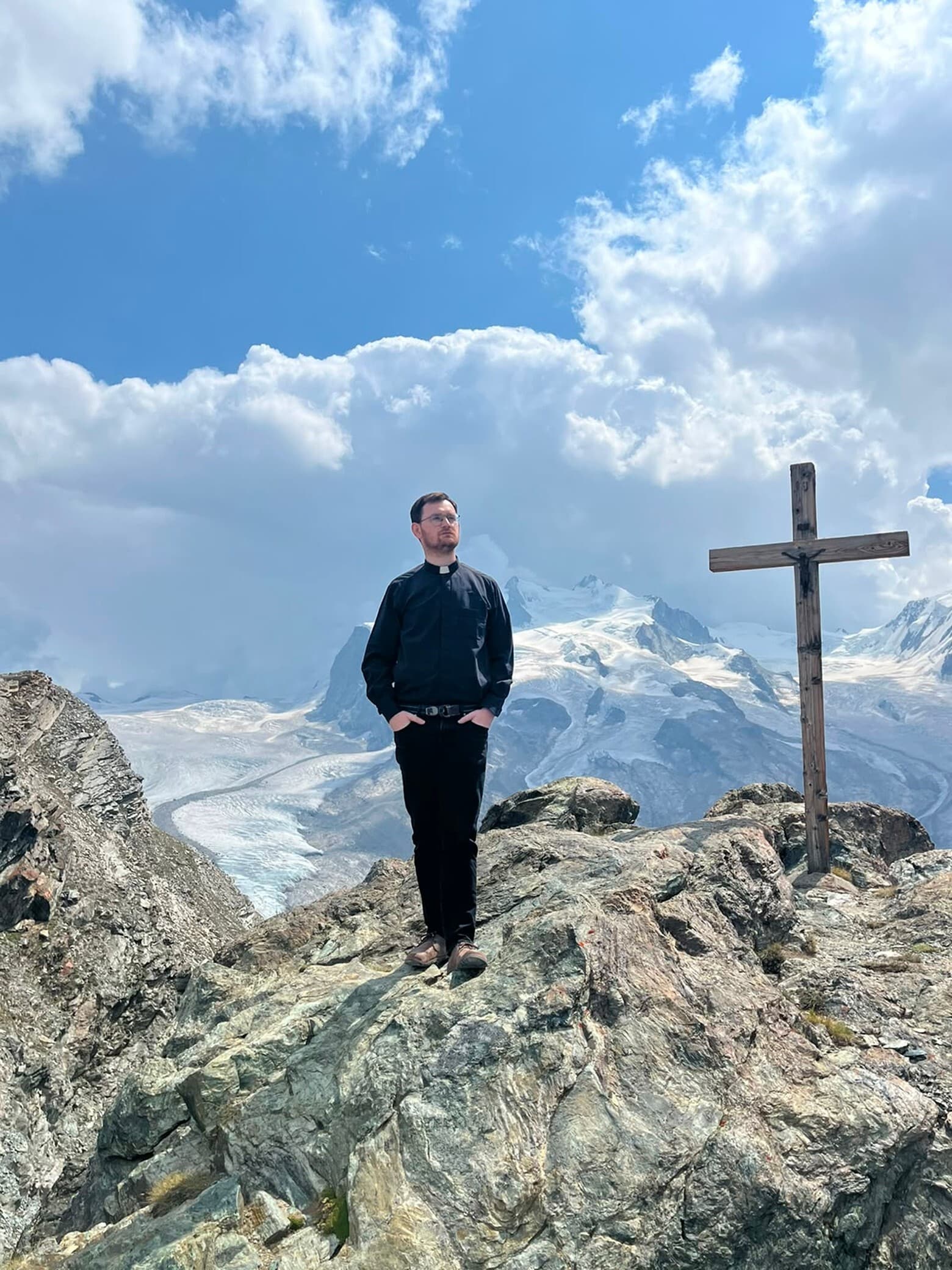 Pater Gerald Baumgartner auf einem Gipfelkreuz oberhalb von Zermatt Pater Gerald Baumgartner auf einem Gipfelkreuz oberhalb von Zermatt