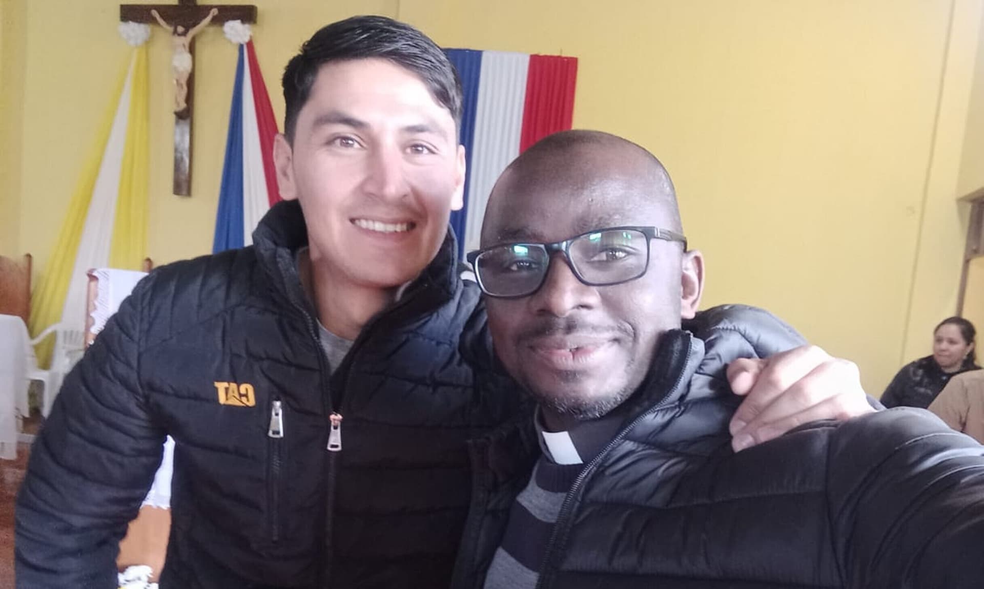 Pater Cornhill (rechts) aus dem Chaco Paraguayo lebt und wirkt seit 2017 in Südamerika. (Foto: ACN) Pater Cornhill (rechts) aus dem Chaco Paraguayo lebt und wirkt seit 2017 in Südamerika. (Foto: ACN)