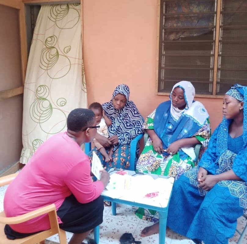 Anche le giovani donne musulmane ricevono consulenza (© ACN) Anche le giovani donne musulmane ricevono consulenza (© ACN)