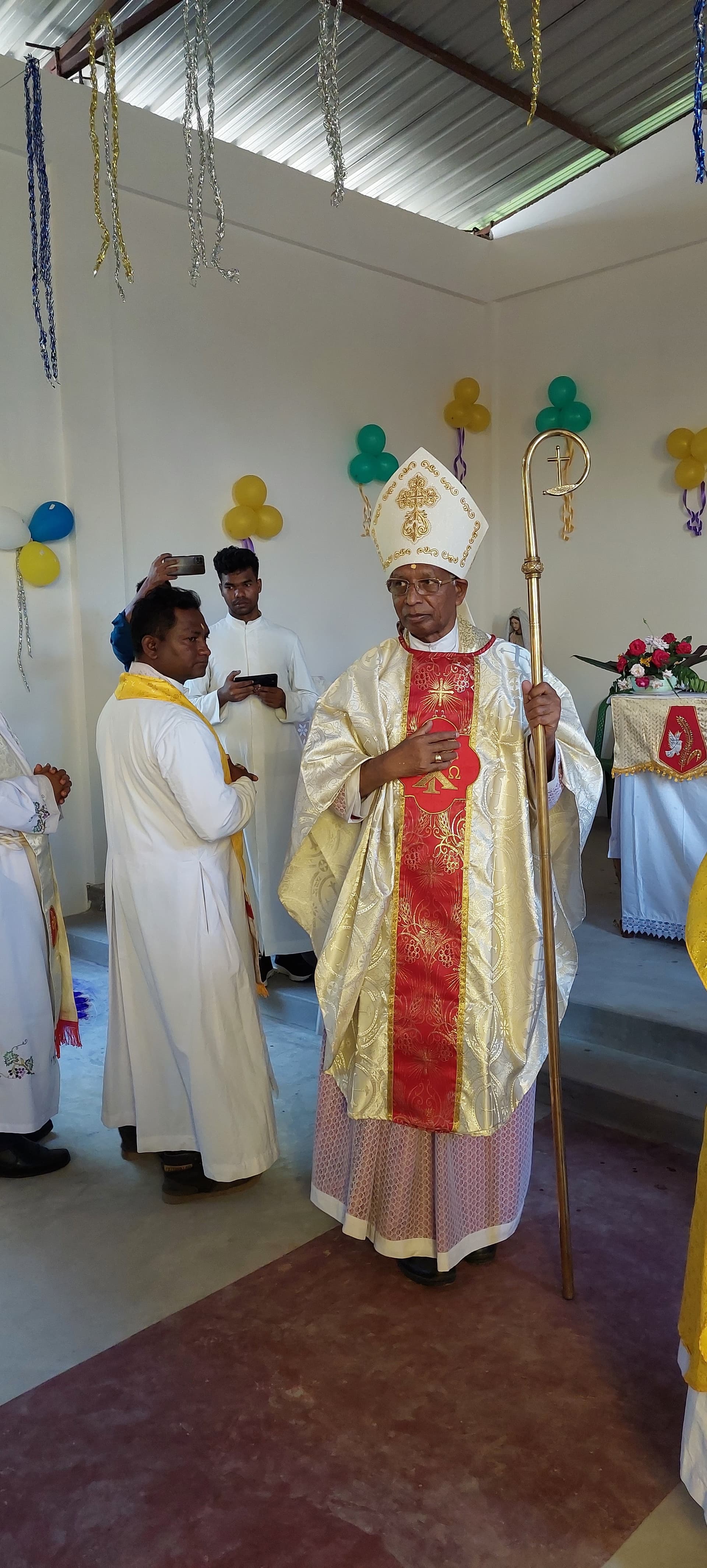 Bischof Clement Tirkey bei der Einweihung der Kirche (Foto: ACN) Bischof Clement Tirkey bei der Einweihung der Kirche (Foto: ACN)