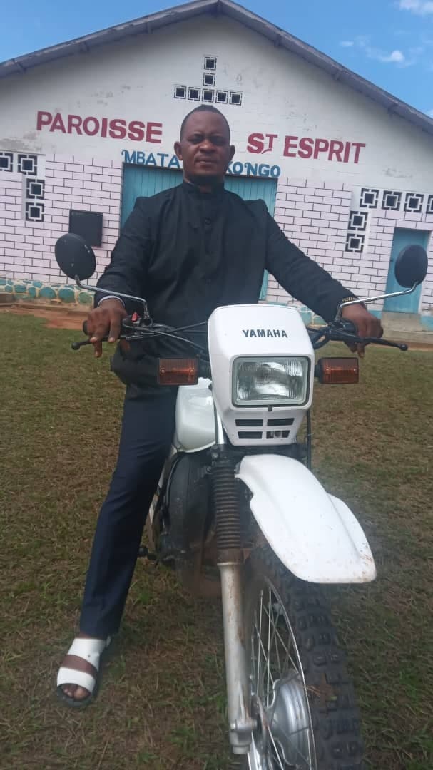 Un prêtre avec sa nouvelle moto (Photo : ACN) Un prêtre avec sa nouvelle moto (Photo : ACN)