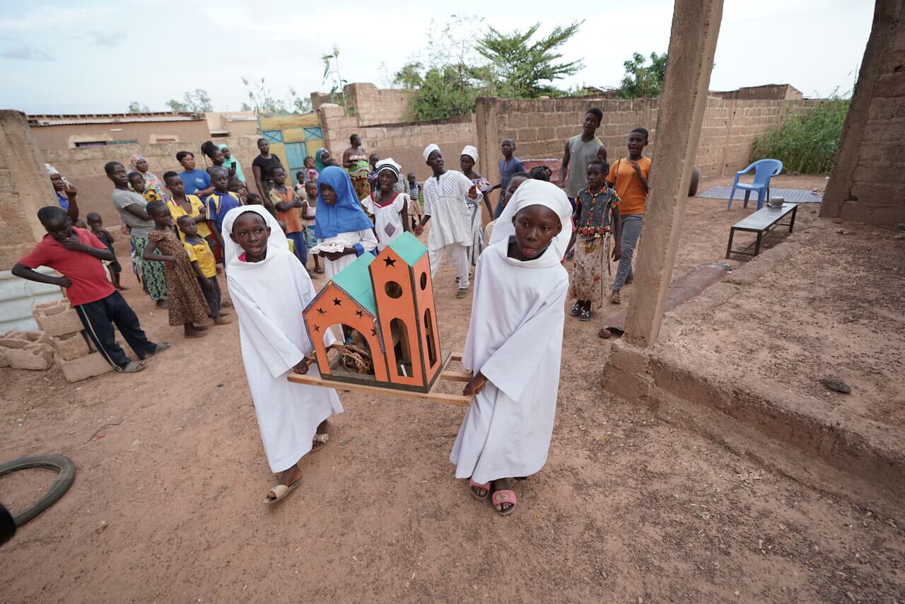 Sternsinger in einem Vorort von Ouagadougou - Teil der Pfarrei Unsere Liebe Frau von der Immerwährenden Hilfe (Foto: ACN) Sternsinger in einem Vorort von Ouagadougou - Teil der Pfarrei Unsere Liebe Frau von der Immerwährenden Hilfe (Foto: ACN)