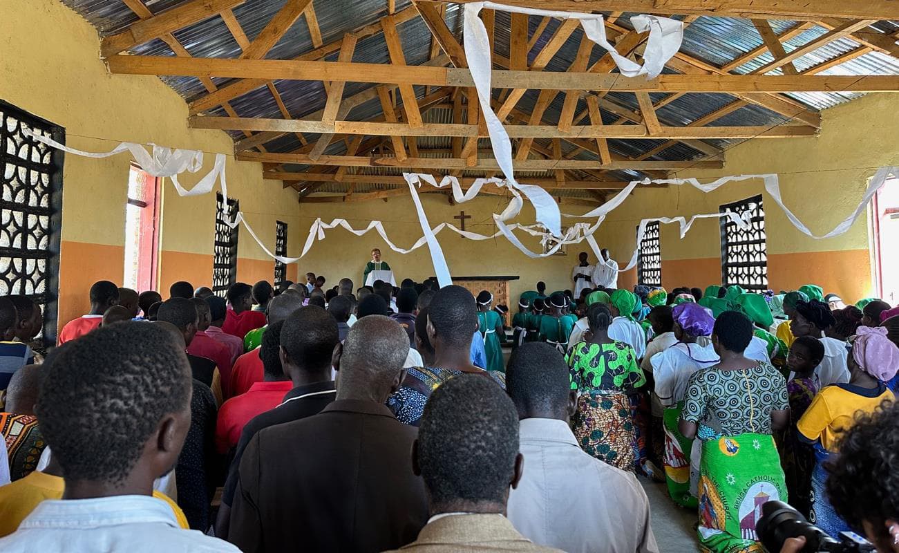 Gottesdienst in der neuen St. Peter's Claver-Kirche in Kachule, Pfarrei Benga, Malawi Gottesdienst in der neuen St. Peter's Claver-Kirche in Kachule, Pfarrei Benga, Malawi