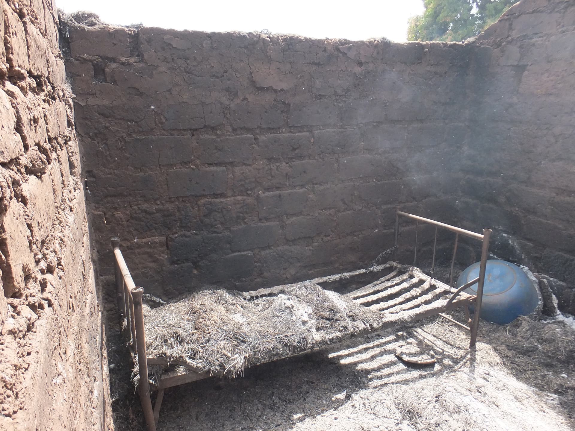 Zerstörung nach einem Angriff auf ein Dorf in der Zentralafrikanischen Republik. Zerstörung nach einem Angriff auf ein Dorf in der Zentralafrikanischen Republik.
