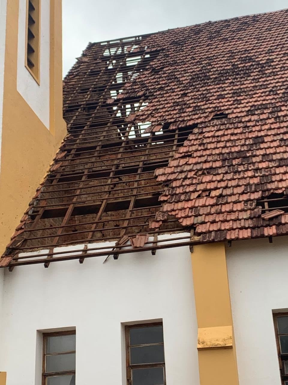 Dieses Kirchendach wurde durch einen Sturm zerstört und muss wieder aufgebaut werden. ©ACN Dieses Kirchendach wurde durch einen Sturm zerstört und muss wieder aufgebaut werden. ©ACN