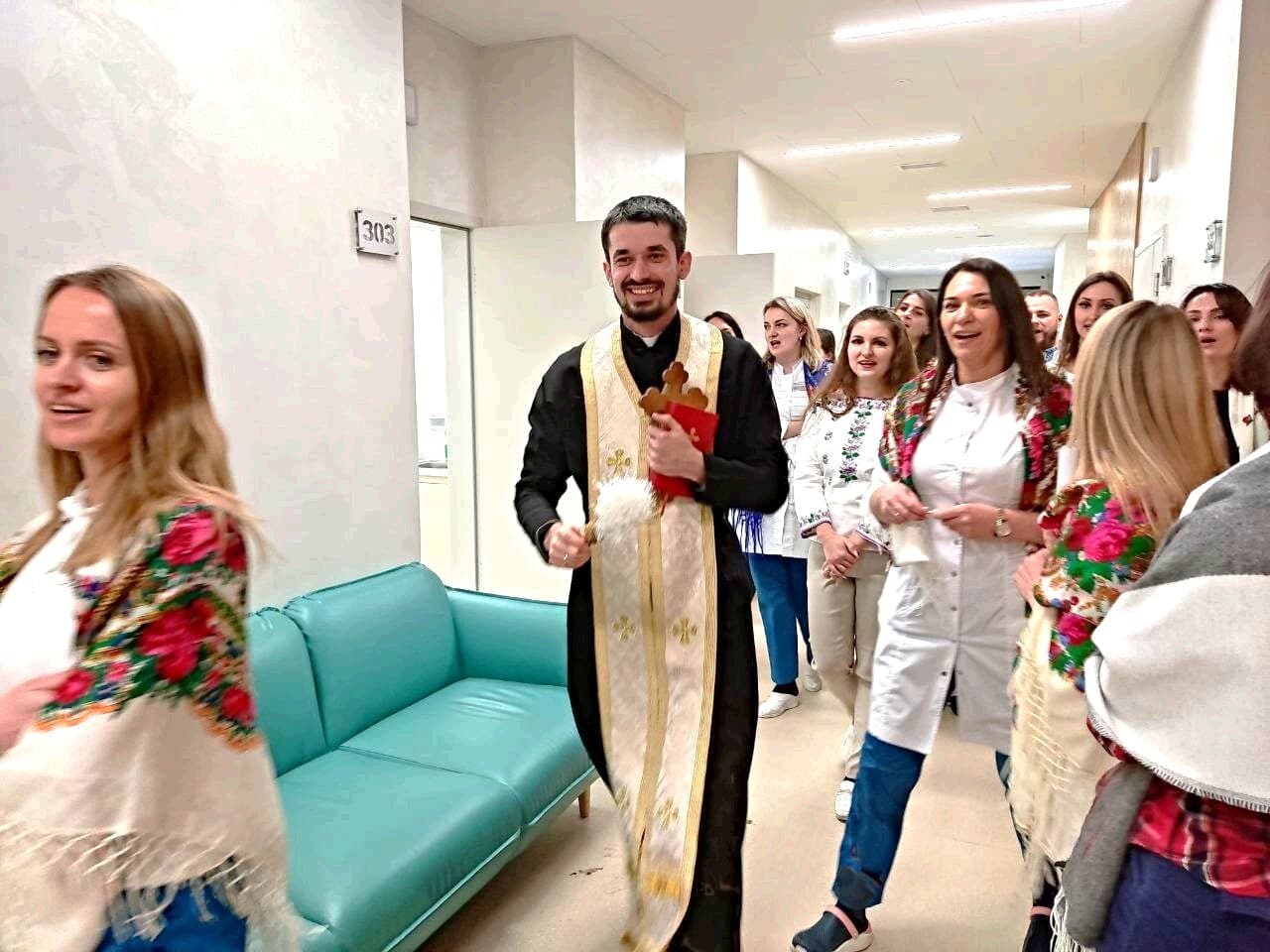 Pfarrer Taras in einem Krankenhaus in der Ukraine. Seine Berufung: sich um Kranke und Leidende kümmern. ©ACN Pfarrer Taras in einem Krankenhaus in der Ukraine. Seine Berufung: sich um Kranke und Leidende kümmern. ©ACN