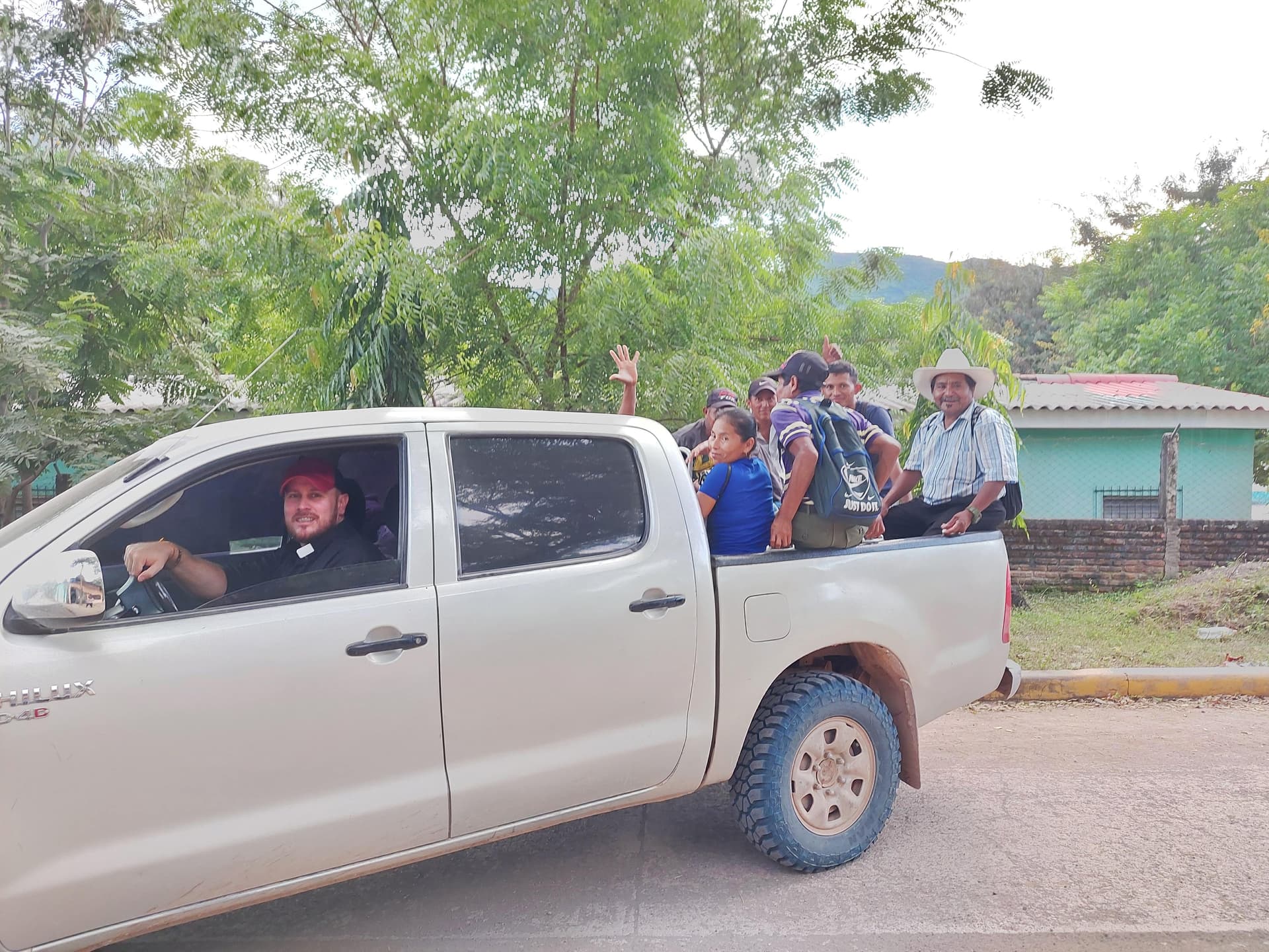 2) Rencontre avec des laïcs de la paroisse San Francisco de Asis et le curé José Álvarez à Texiguat. (Photo: « Aide à l’Église en Détresse (ACN) ») 2) Rencontre avec des laïcs de la paroisse San Francisco de Asis et le curé José Álvarez à Texiguat. (Photo: « Aide à l’Église en Détresse (ACN) »)