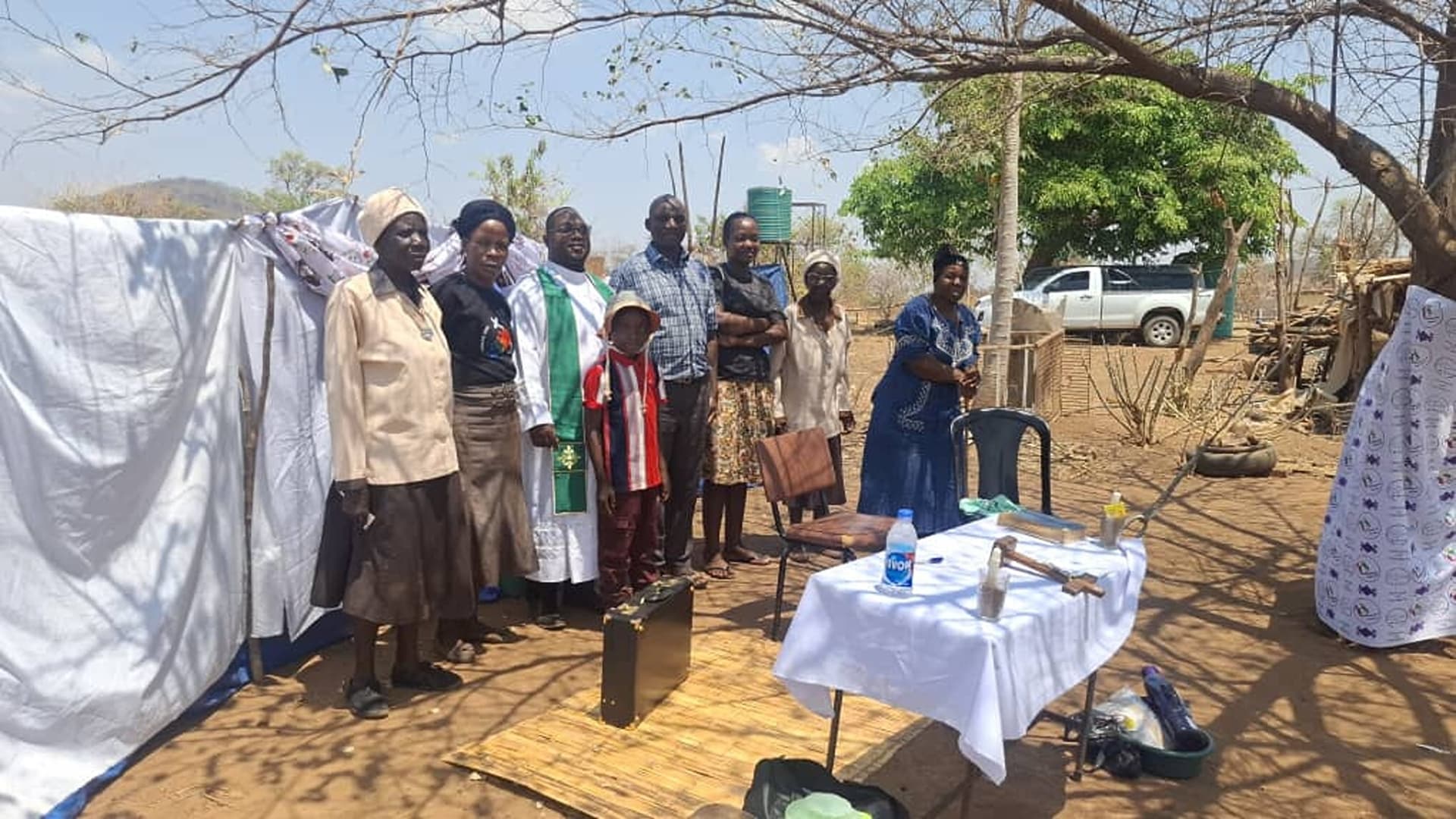 Une messe en plein air au Zimbabwe. (Photo: ACN) Une messe en plein air au Zimbabwe. (Photo: ACN)