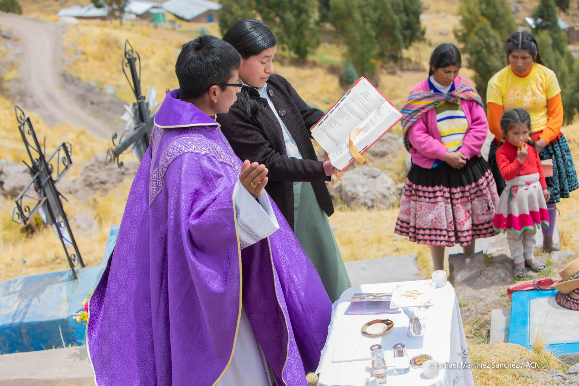 Un sacerdote in Perù celebra un servizio divino sulle Ande a 3500 metri (Foto : ACN) Un sacerdote in Perù celebra un servizio divino sulle Ande a 3500 metri (Foto : ACN)