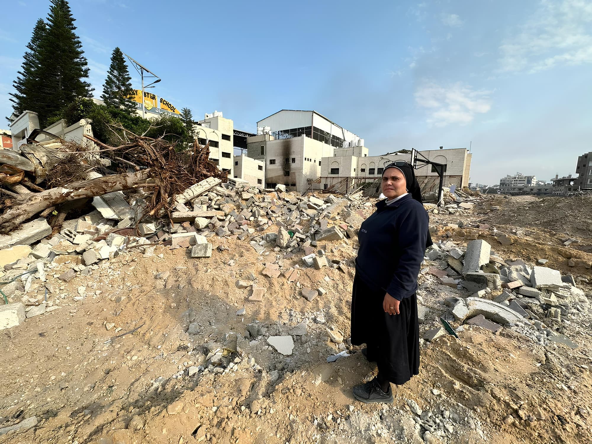 Schwester Nabila vor der bombardierten Schule der Rosenkranzschwestern in Gaza Dez 2023 Schwester Nabila vor der bombardierten Schule der Rosenkranzschwestern in Gaza Dez 2023