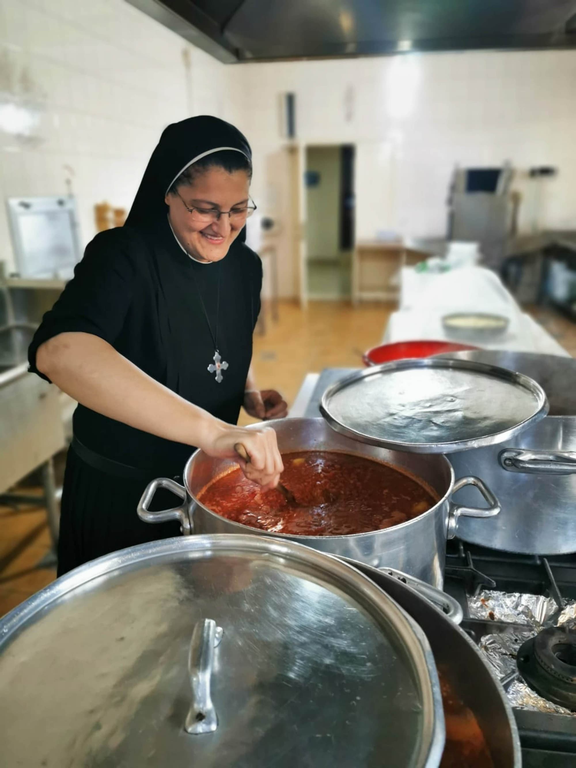 Eine Schwester bereitet Essen für Flüchtlinge im Libanon Eine Schwester bereitet Essen für Flüchtlinge im Libanon